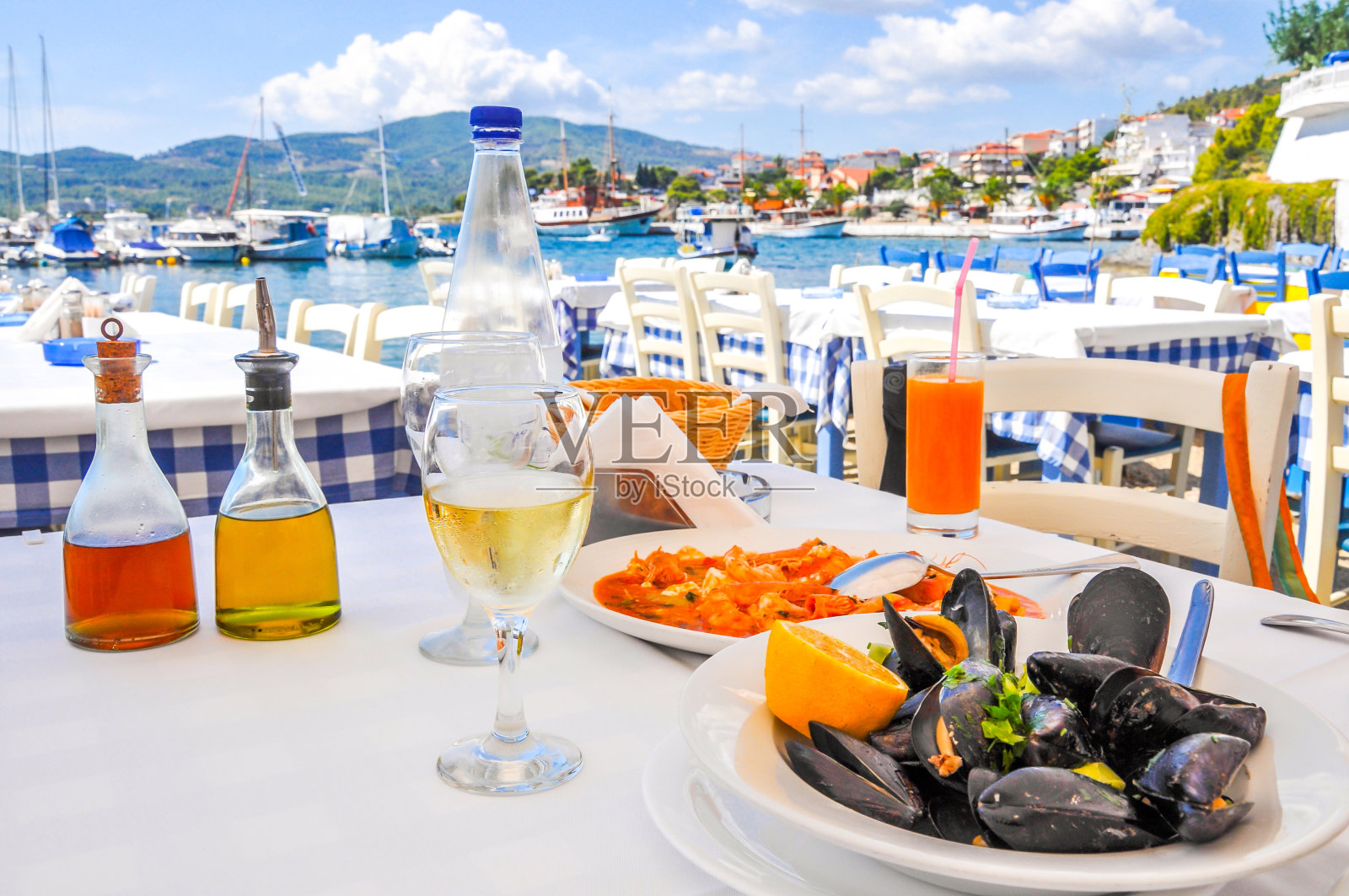 希腊海边度假胜地的海鲜晚餐照片摄影图片