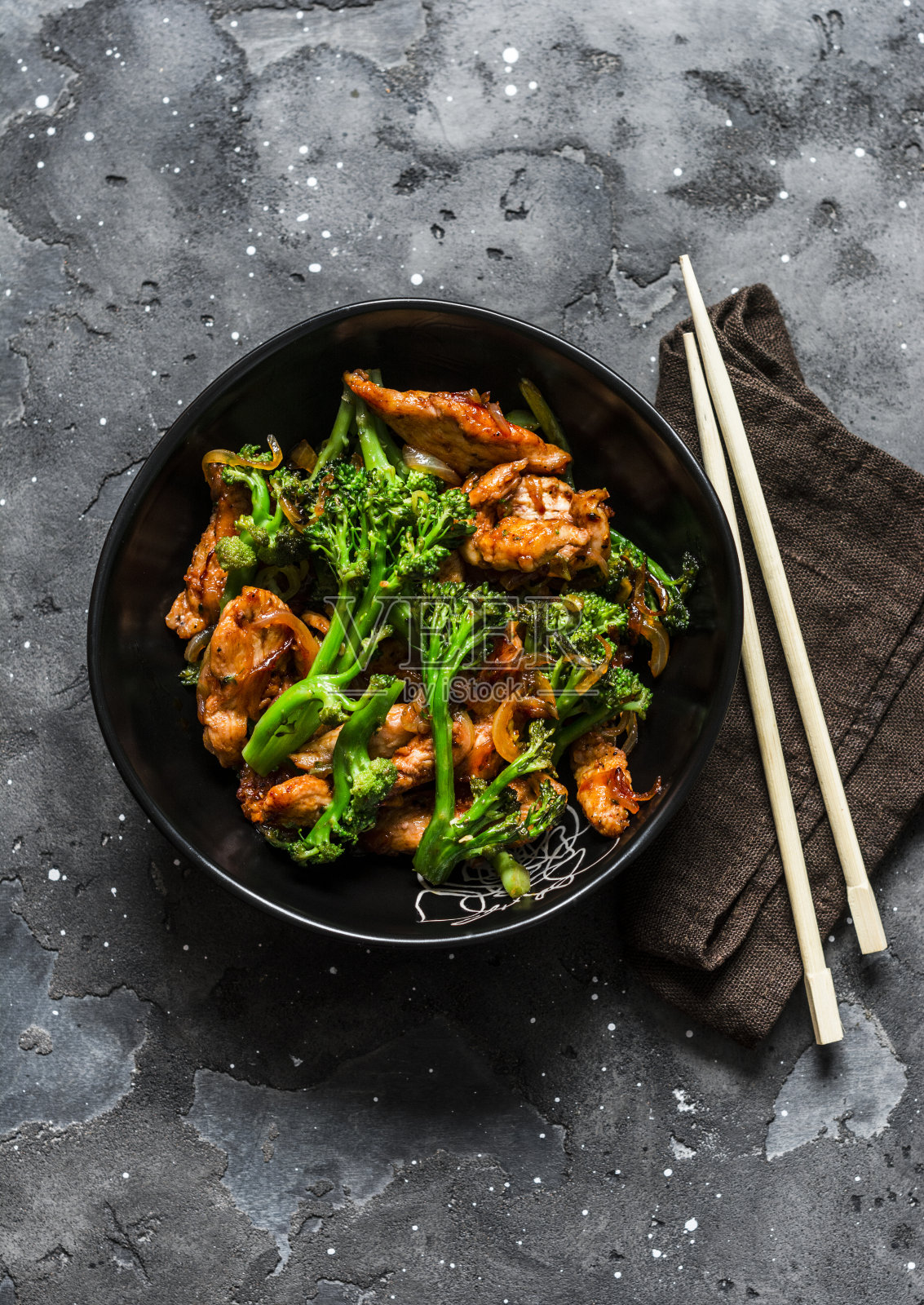 照烧炒鸡与西兰花在黑暗的背景，俯视图。亚洲风格的食物照片摄影图片