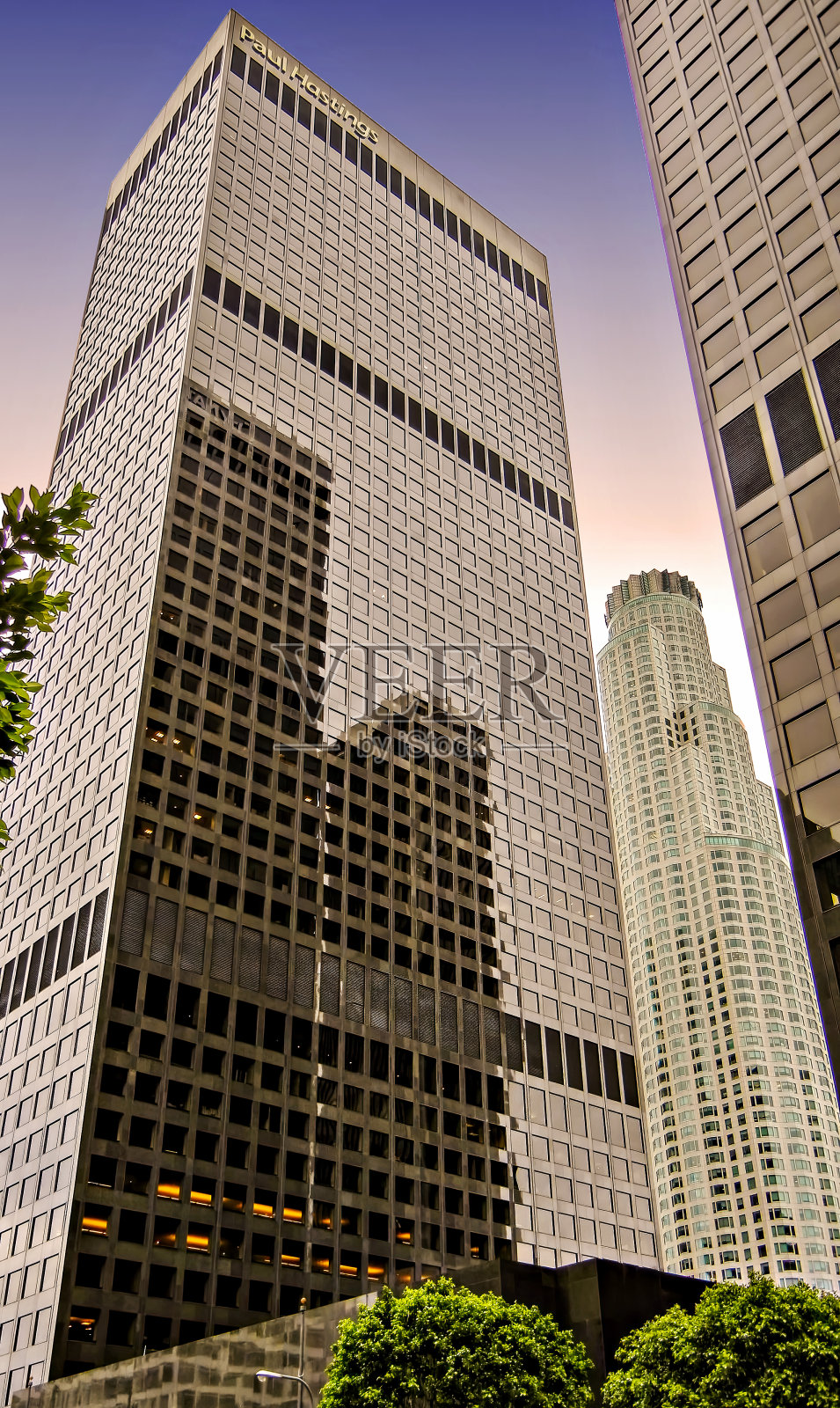 洛杉矶市中心的玻璃摩天大楼;低角度的观点。照片摄影图片