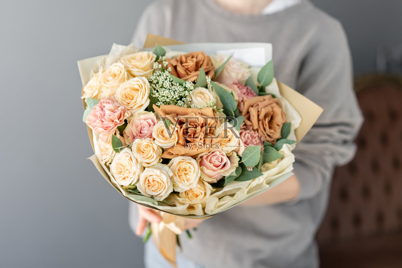 女人手里拿着一束美丽的混合鲜花。花店概念。漂亮的新鲜花束。鲜花交付照片摄影图片