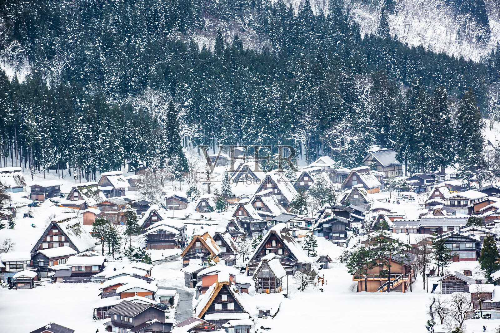 白川乡是日本岐阜县的一个以冬天下雪而闻名的村庄照片摄影图片