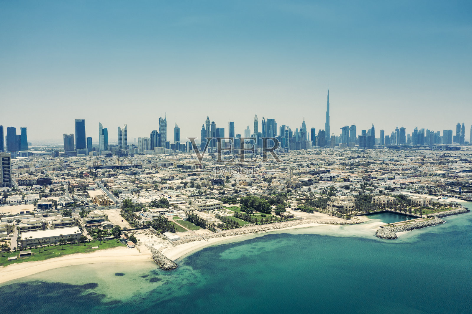 阿联酋迪拜的鸟瞰图，在一个夏天的一天。照片摄影图片