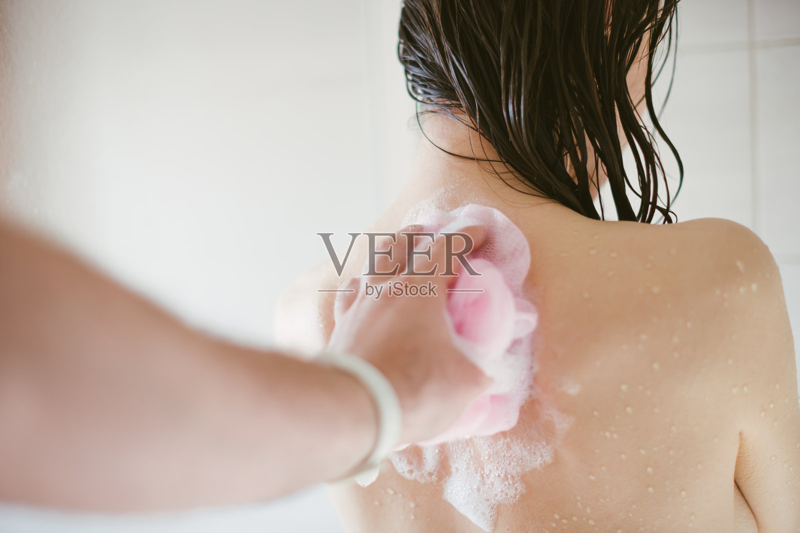 男人的手洗一个苗条和性感的年轻女人在淋浴-夫妻互相照顾- POV图片，跟随我的概念照片摄影图片