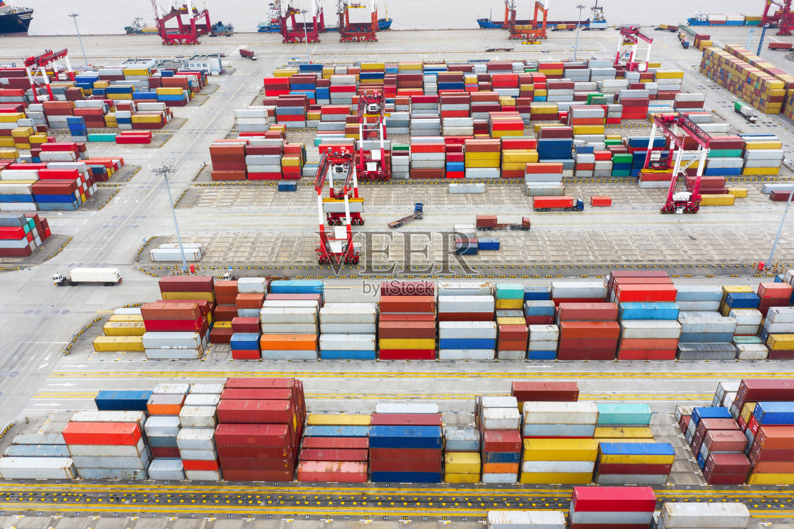 物流与运输的集装箱货轮和货机与工作起重机桥在日出船厂，物流进出口和运输行业背景照片摄影图片
