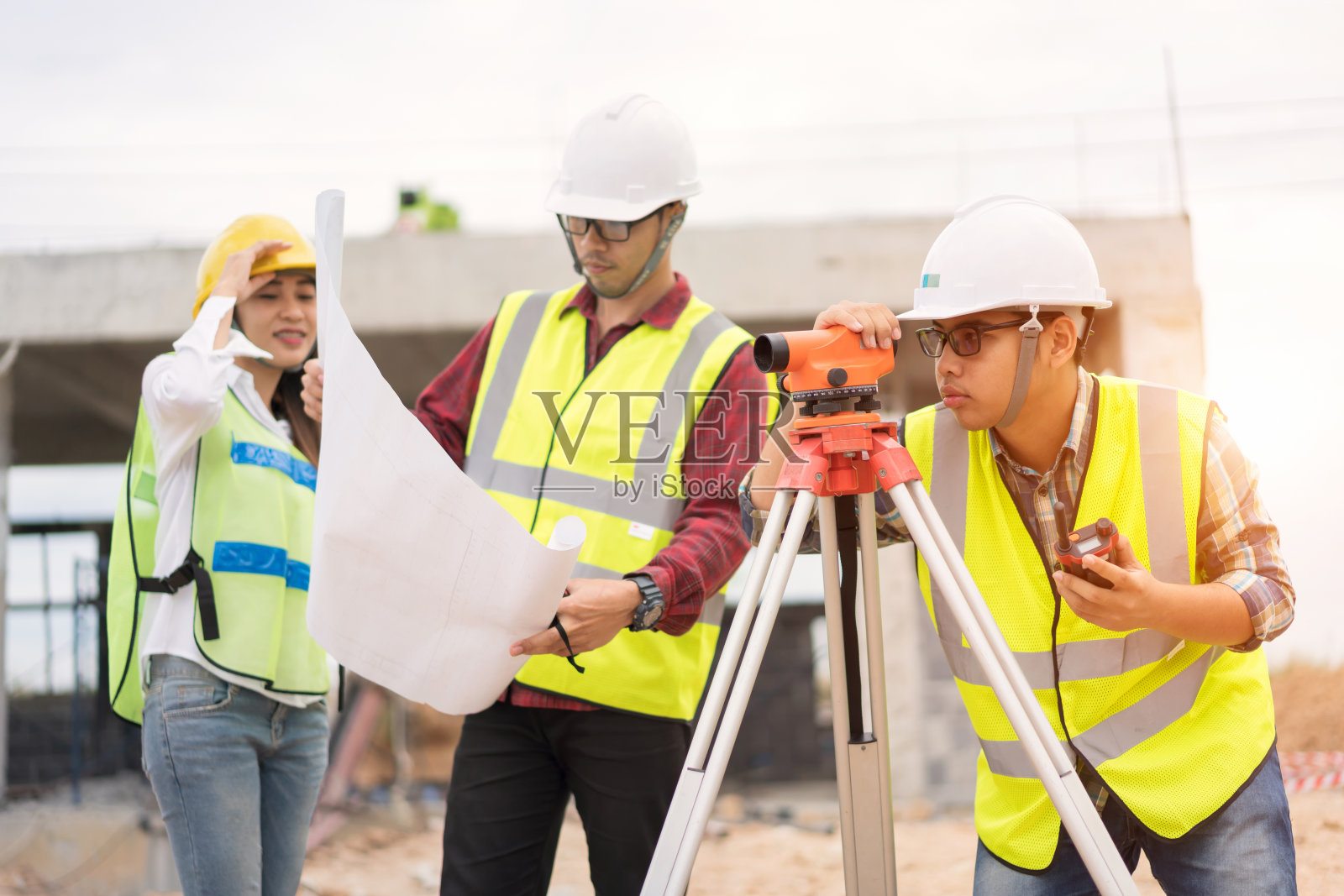 工程师测量师在建筑工地使用经纬仪工作照片摄影图片