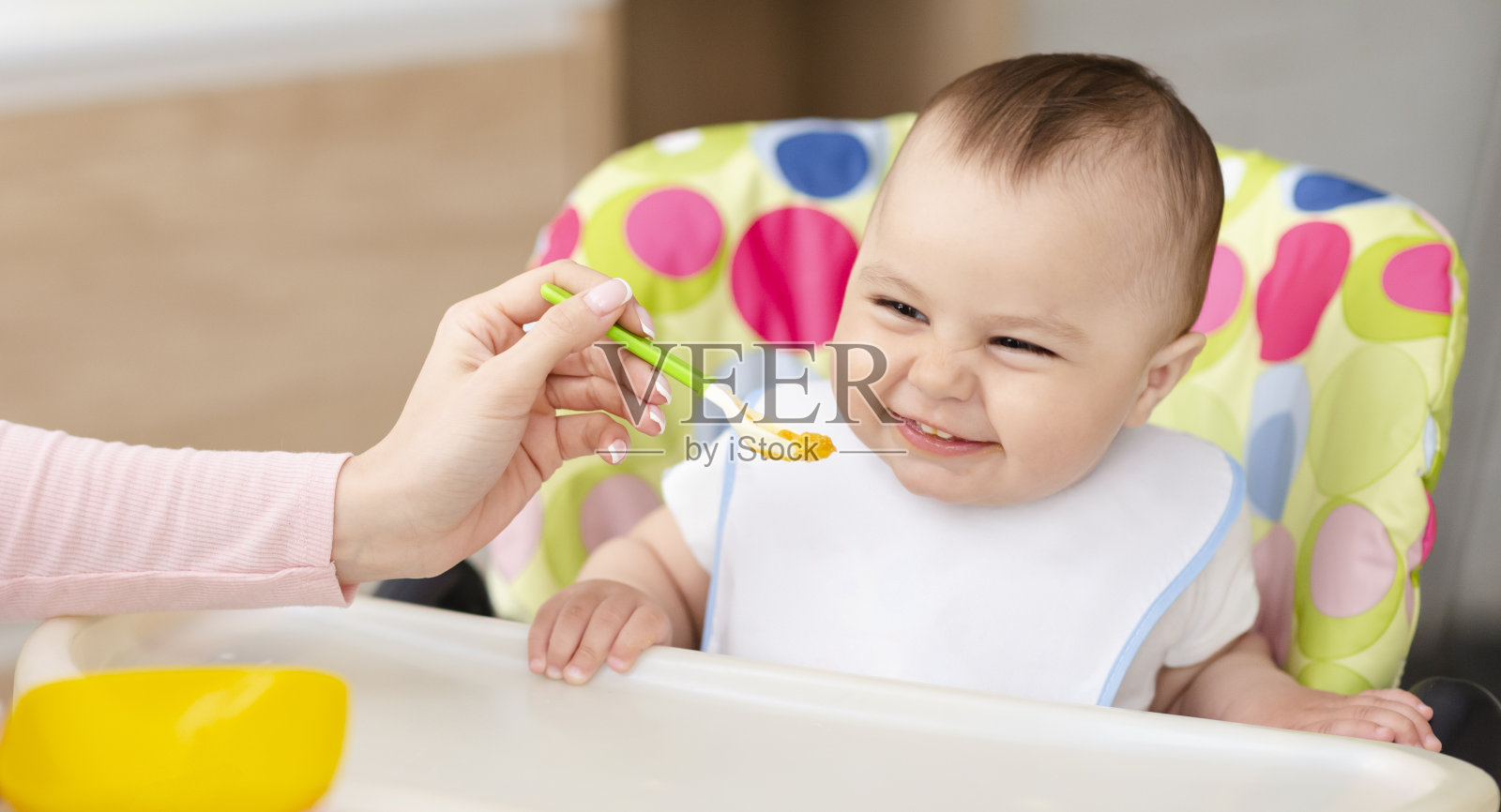快乐的幼儿享受健康的有机餐在厨房照片摄影图片