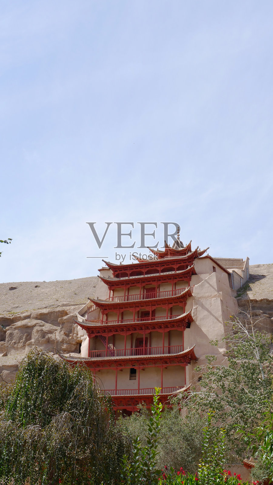中国甘肃敦煌莫高窟的古代佛教建筑照片摄影图片