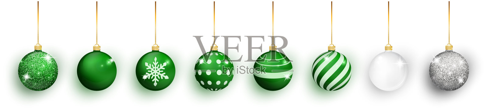 绿色圣诞球与雪的效果设置。白色背景上的圣诞玻璃球。节日装饰模板。绿色圣诞球孤立设计元素图片