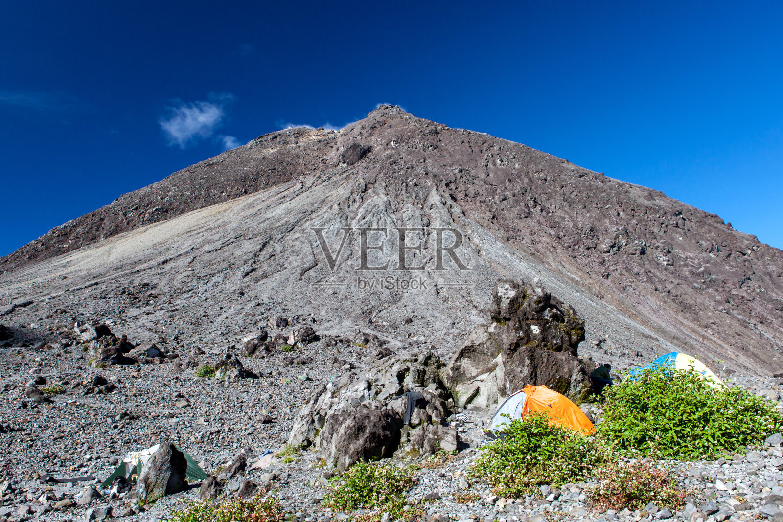 在默拉皮火山熔岩圆顶前露营。照片摄影图片