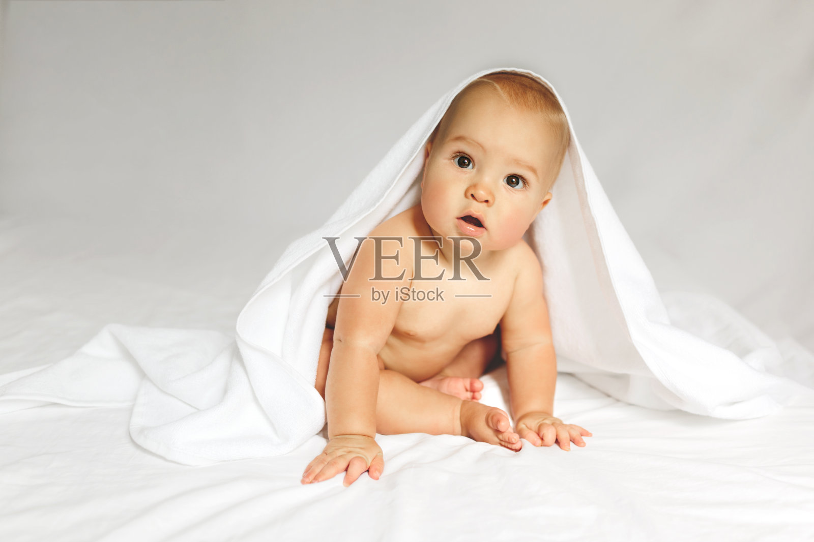 宝宝用白毛巾。照片摄影图片