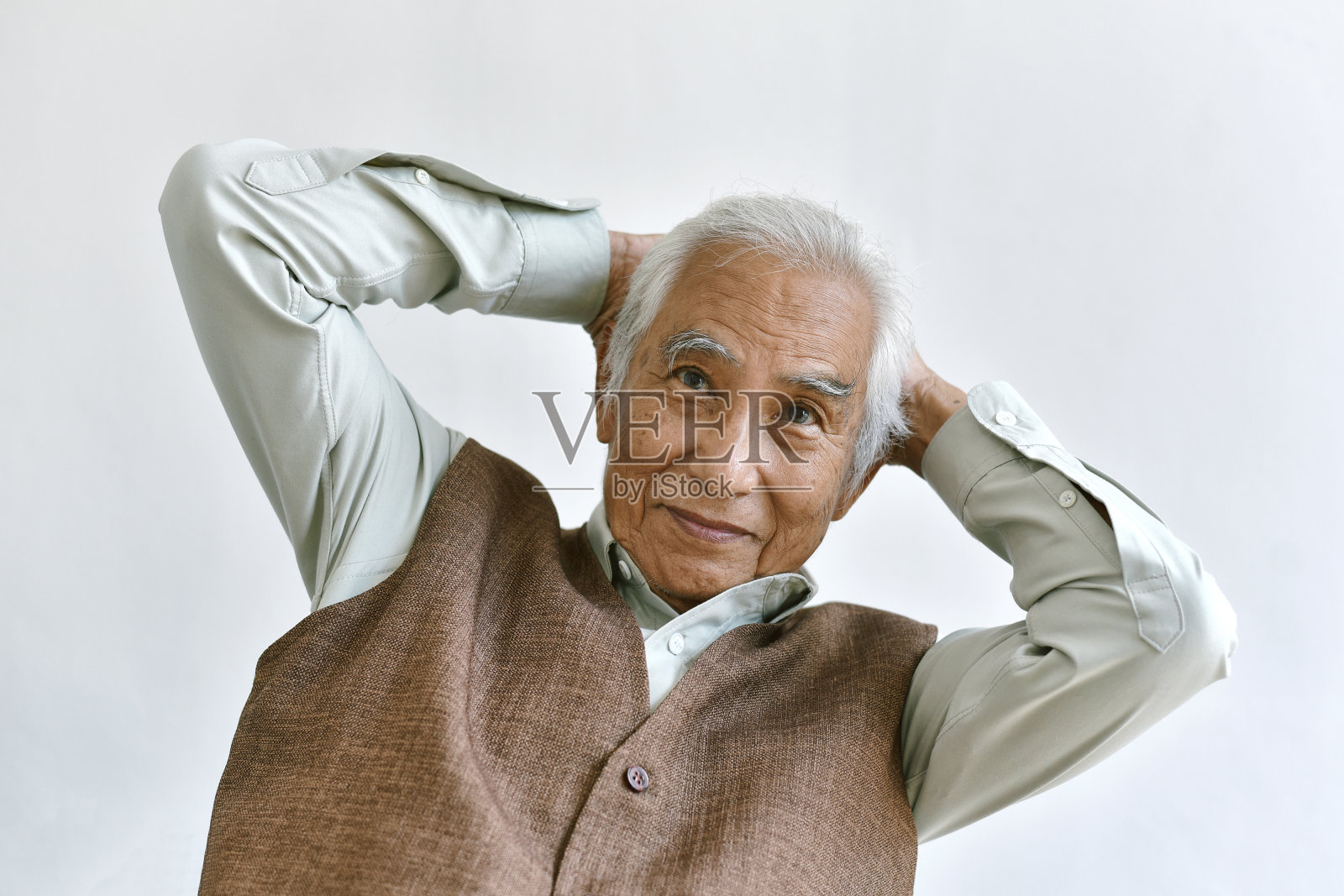 年长的亚洲老人，自信和微笑的老年人在白色的背景，快乐的退休公民概念。照片摄影图片