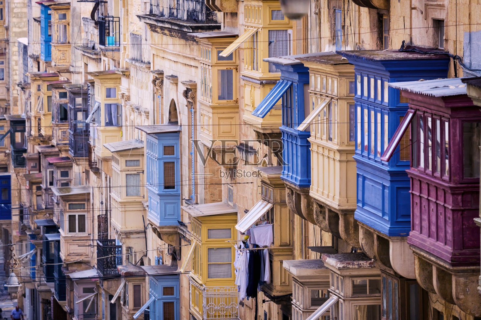 传统的封闭木制阳台，在共和国街，瓦莱塔，马耳他，欧洲照片摄影图片