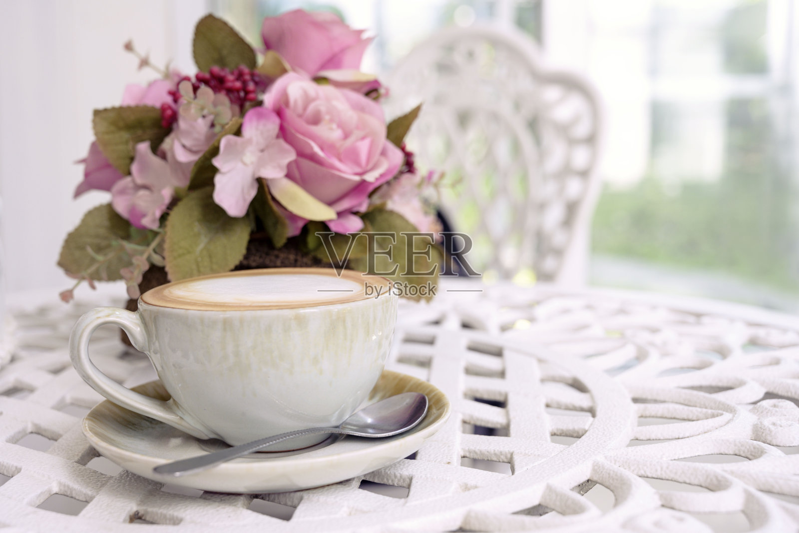 桌上放着咖啡和鲜花照片摄影图片