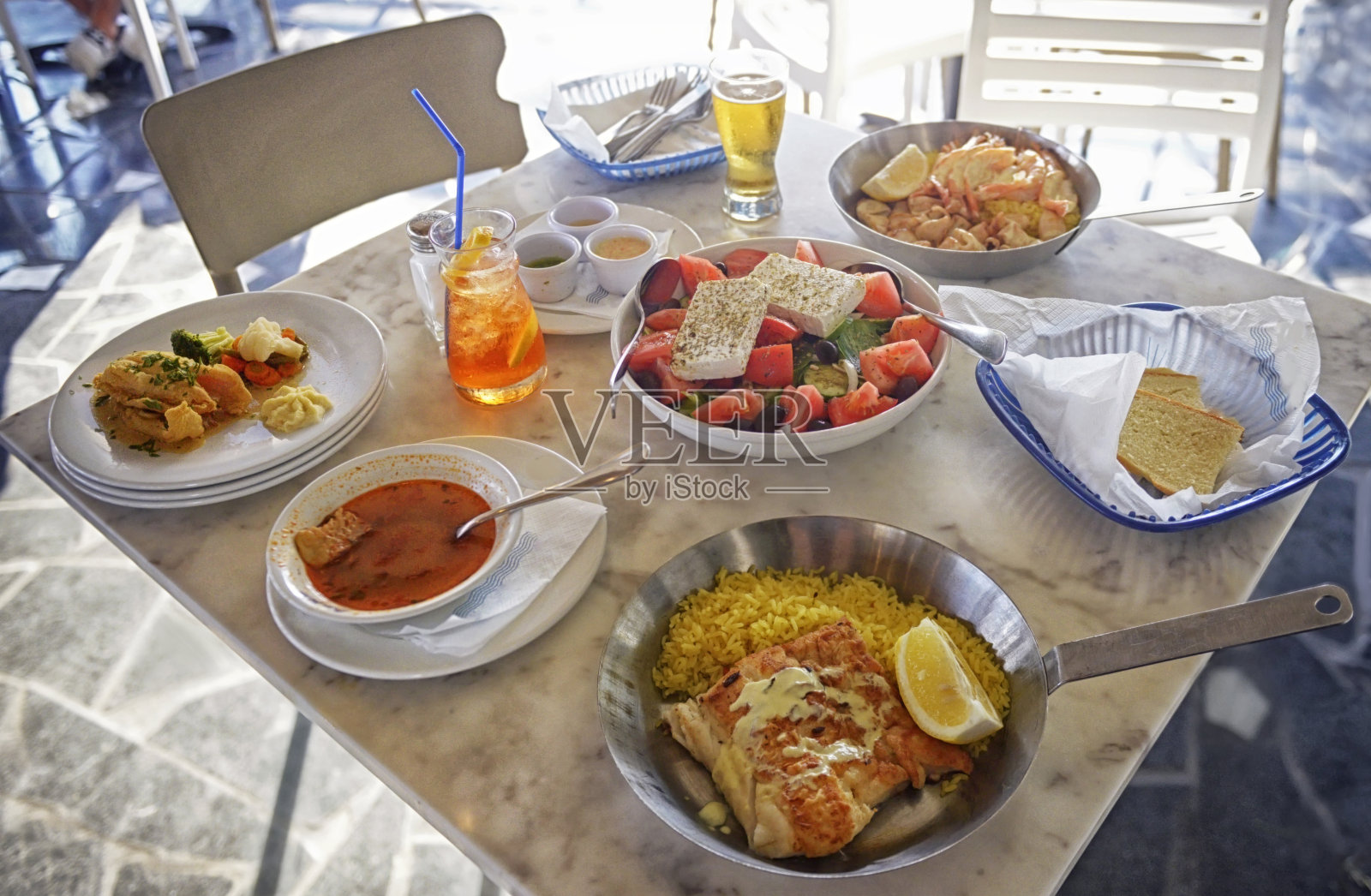 身份不明的人们在塞浦路斯的户外餐厅享用传统美味的地中海菜肴照片摄影图片