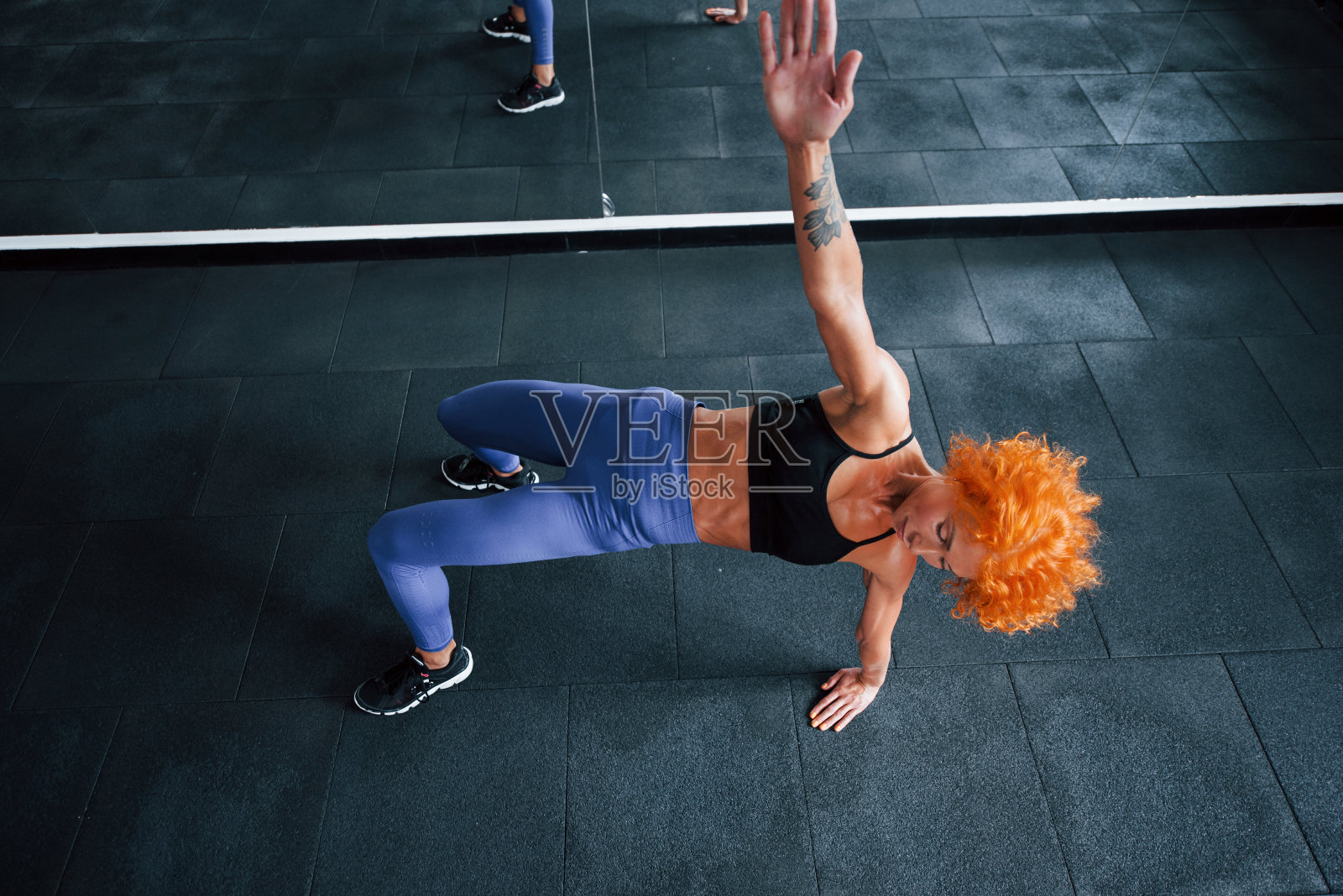 前视图。喜欢运动的红发女孩白天去健身房健身。肌肉发达的身体类型照片摄影图片