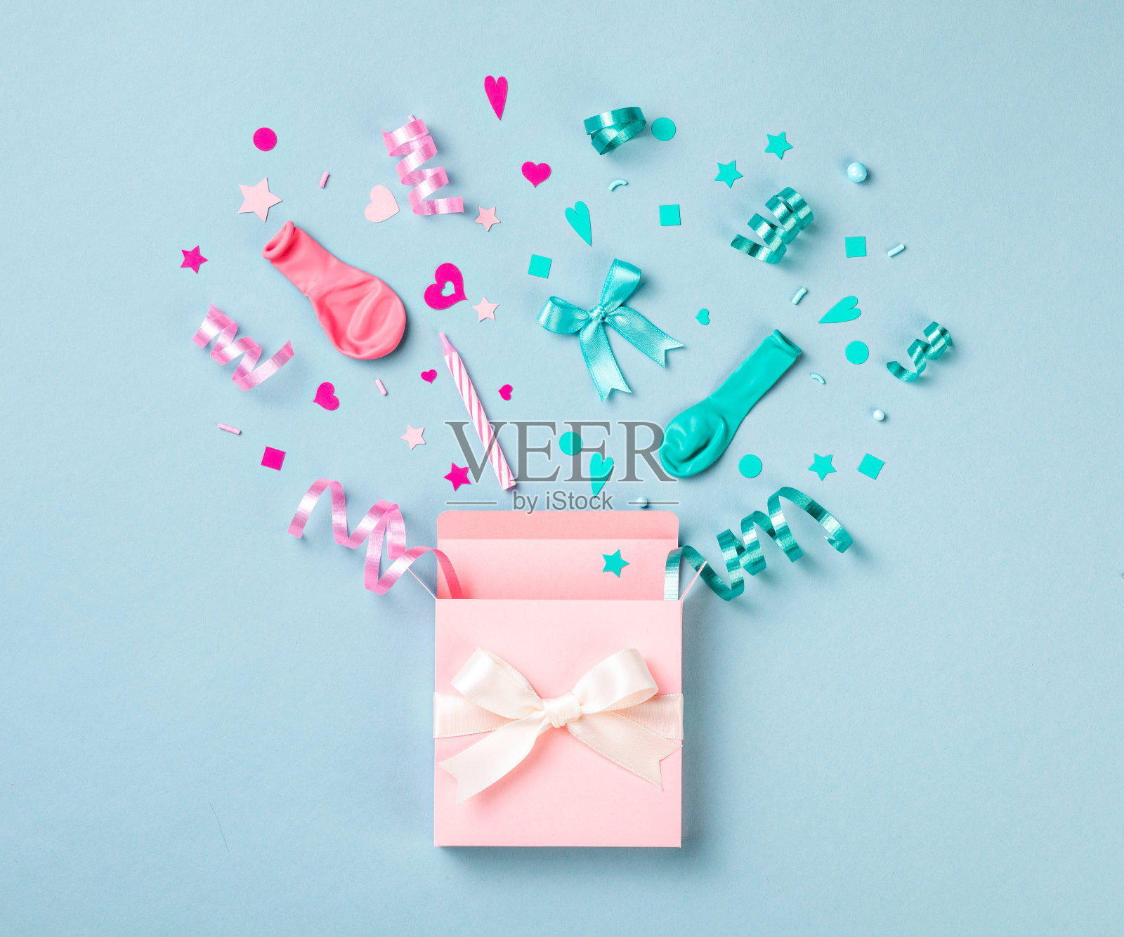 粉色和蓝色生日或性别揭示惊喜盒子照片摄影图片