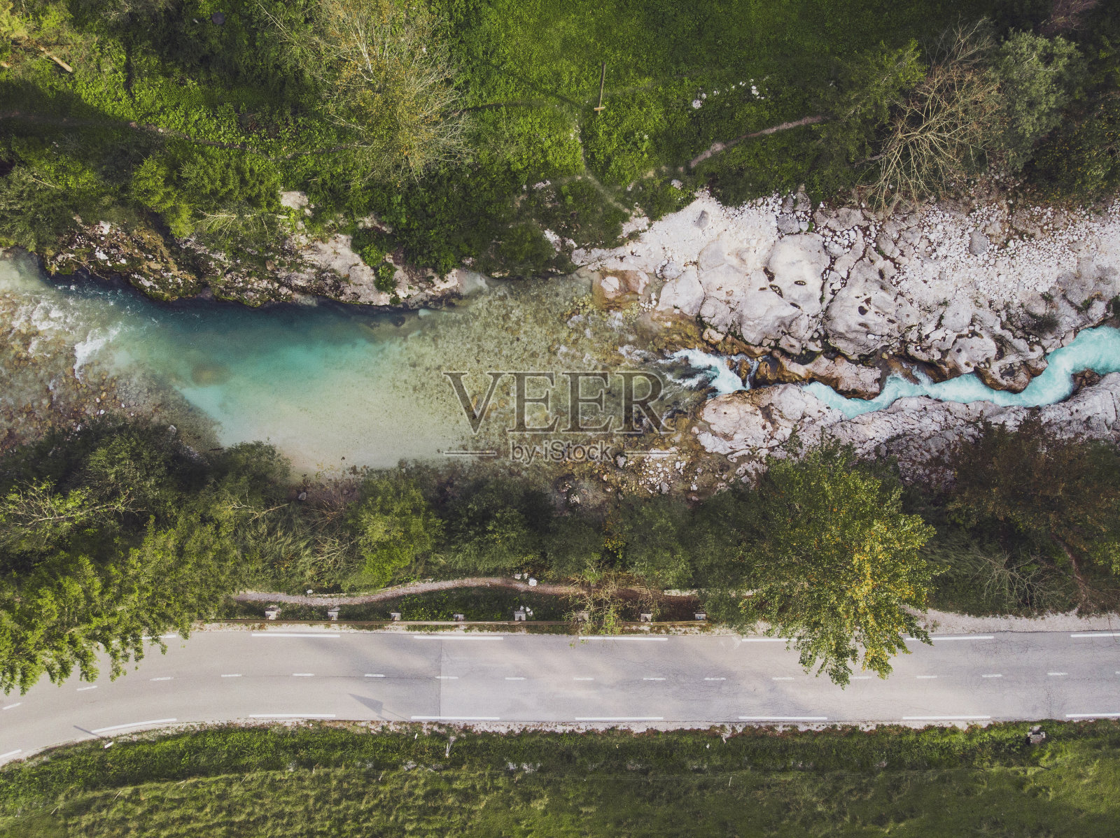 鸟瞰清澈的河流Soča沿着乡村道路运行照片摄影图片