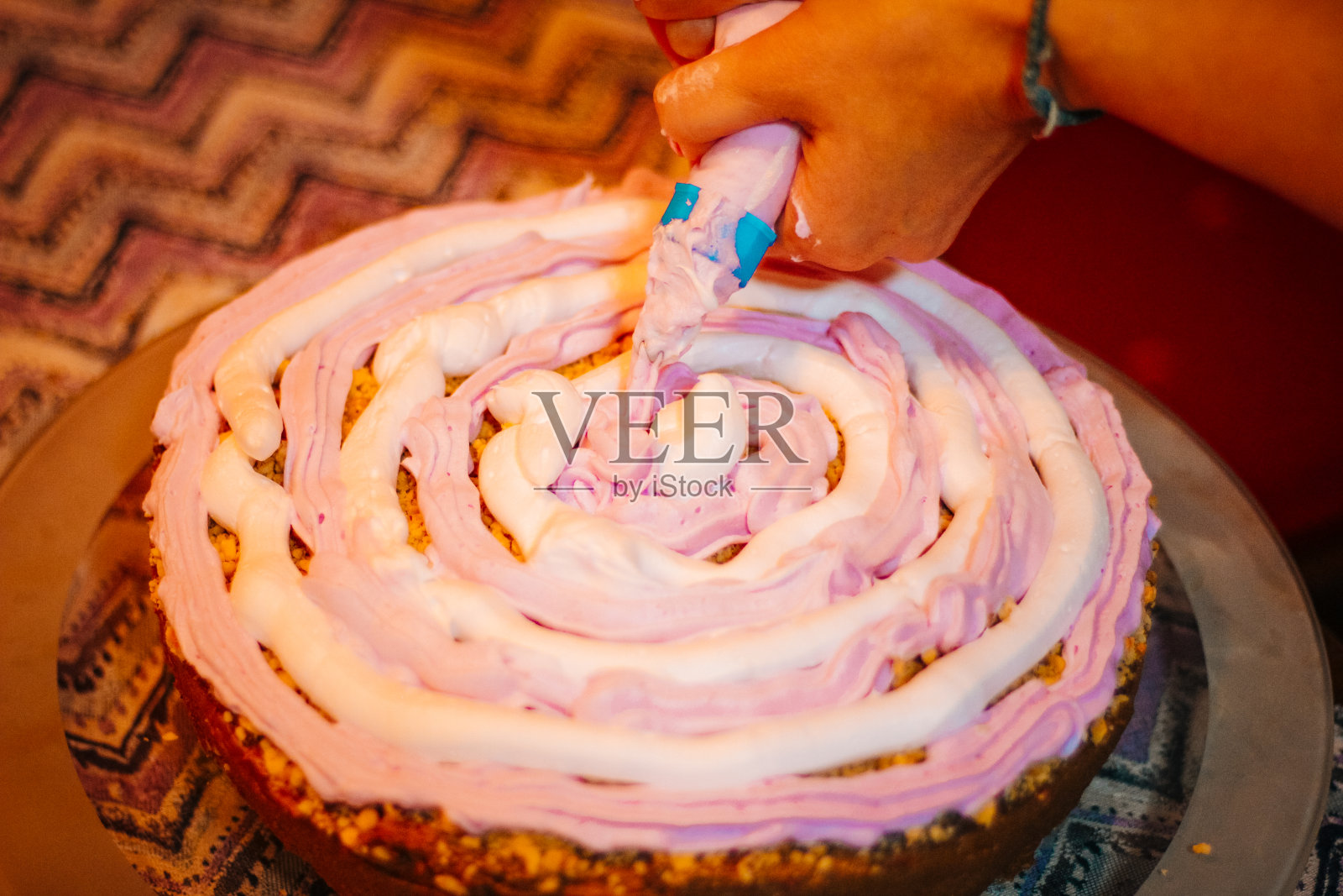 用五颜六色的糖屑和十支蜡烛装饰的生日蛋糕照片摄影图片