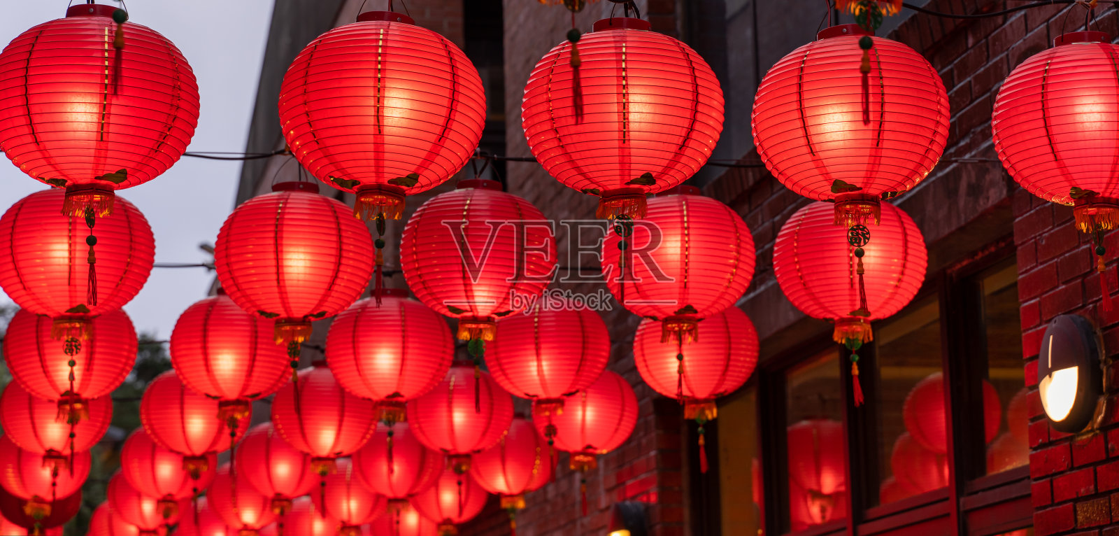 美丽的圆形红灯笼挂在古老的传统街道上，中国农历新年节日的概念，拉近。浮躁的字意味着祝福。照片摄影图片