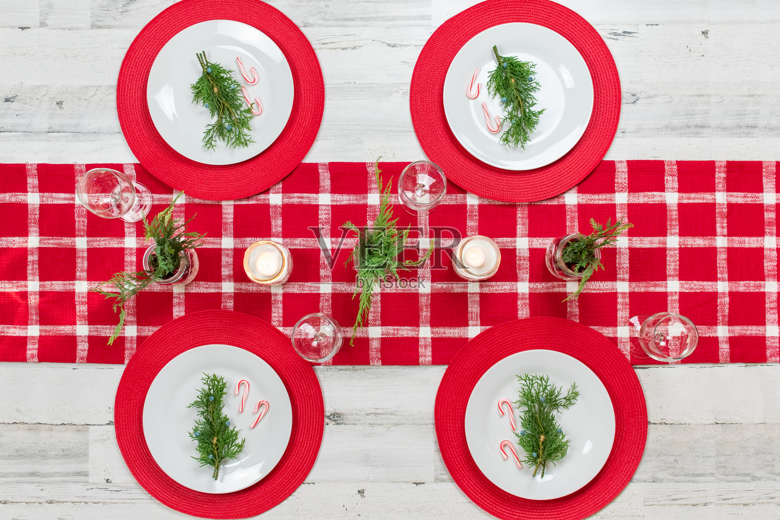 顶视图假日餐桌装饰在红色和白色照片摄影图片