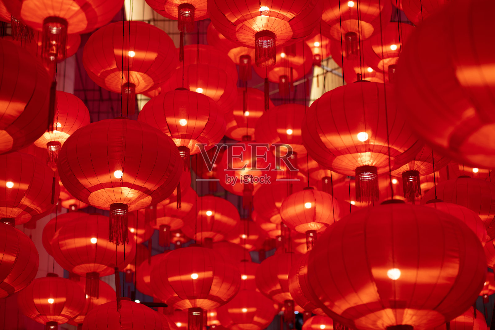 传统的红灯笼装饰春节。上海文化节。明亮郁郁葱葱的熔岩红色背景。照片摄影图片
