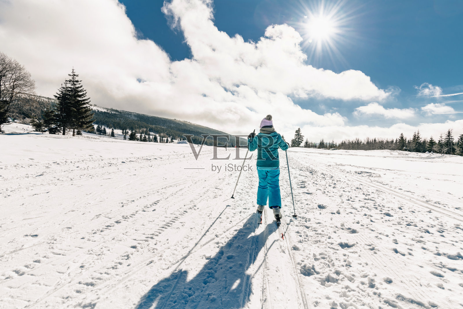 小女孩在雪地里越野滑雪照片摄影图片