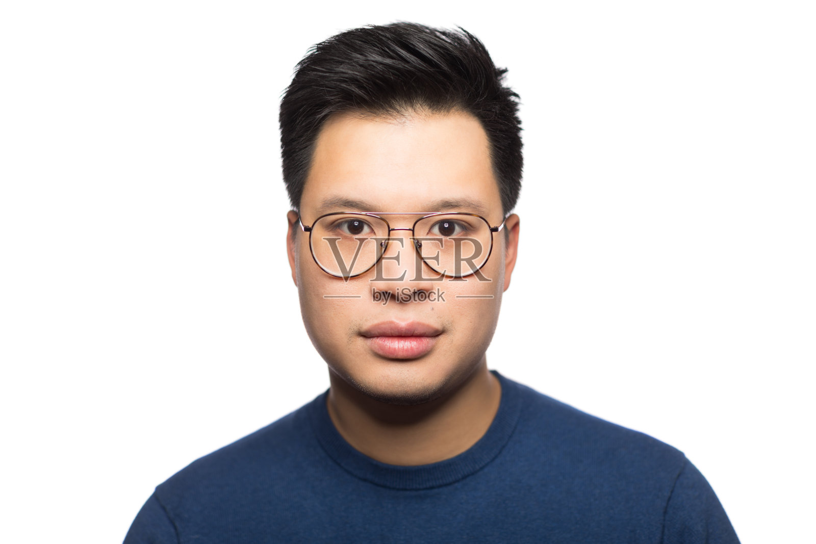 一个东亚男子的肖像与眼镜上的白色照片摄影图片
