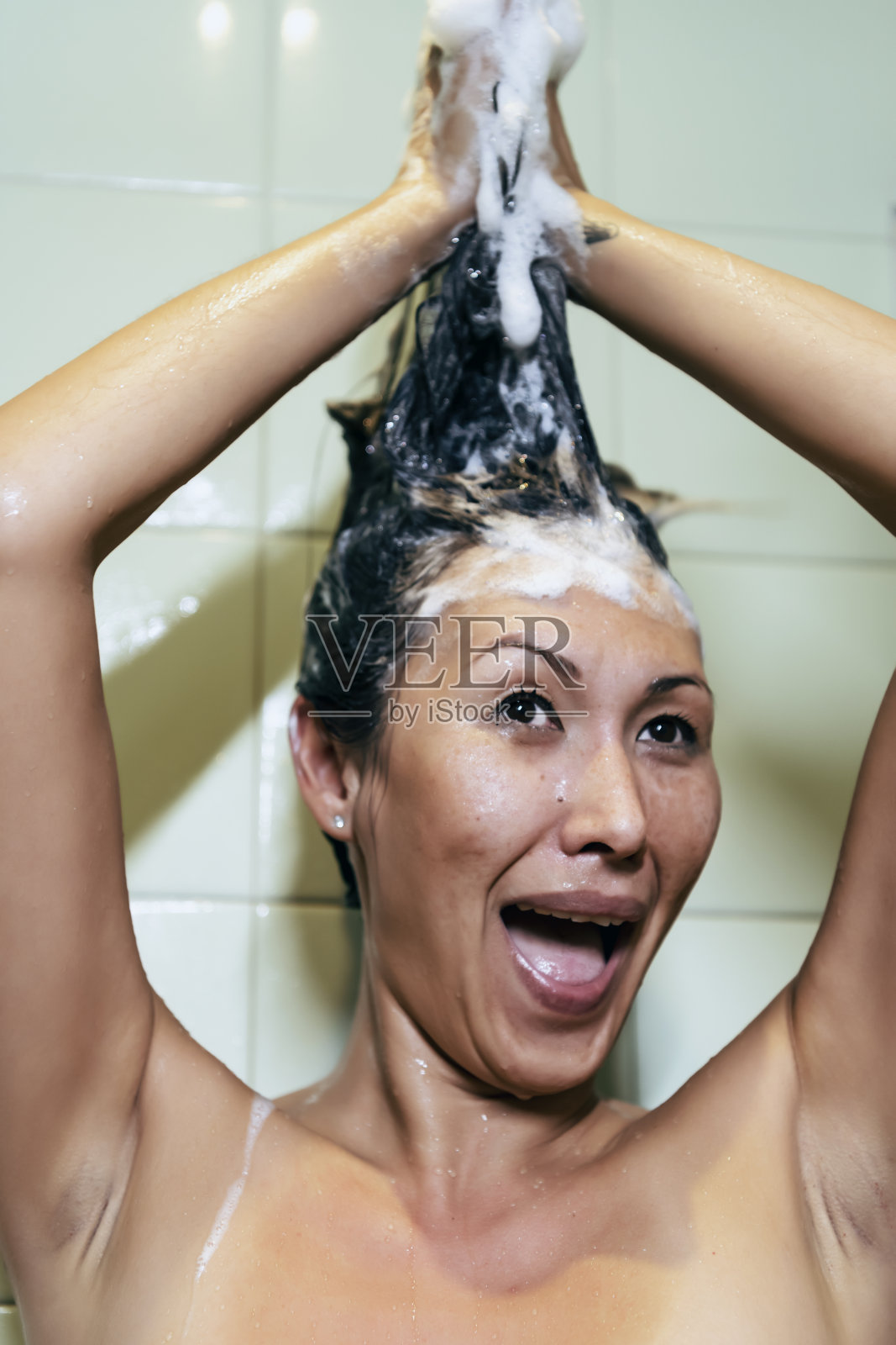 赤身亚洲女人洗澡照片摄影图片