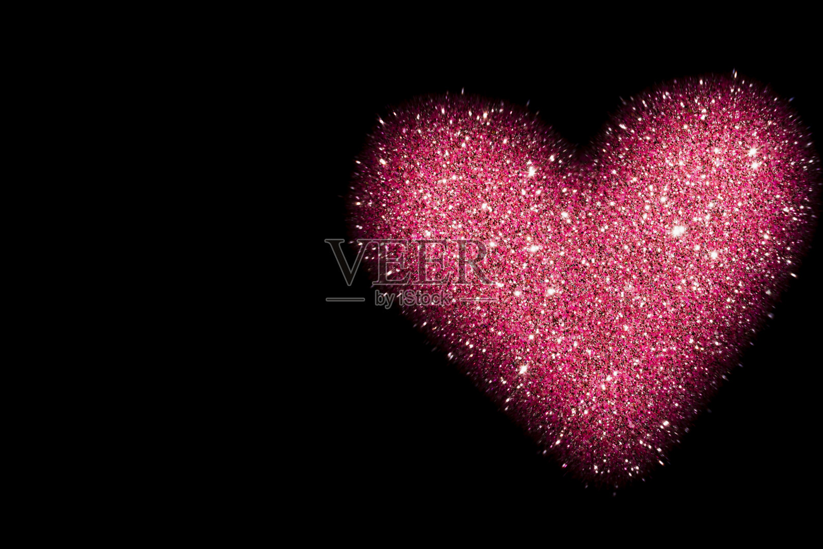 抽象背景与粉红色的心孤立在黑色，闪亮的心与闪光效果照片摄影图片