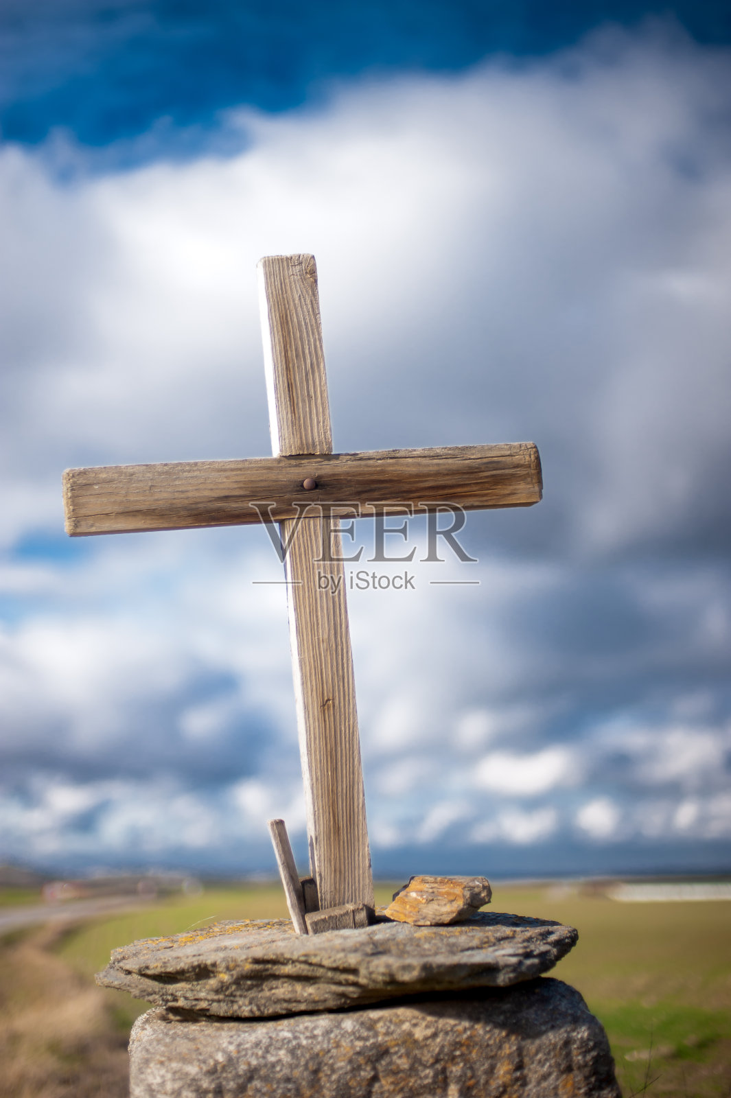 朱利安的十字架，石头上的木制十字架在大自然中。照片摄影图片