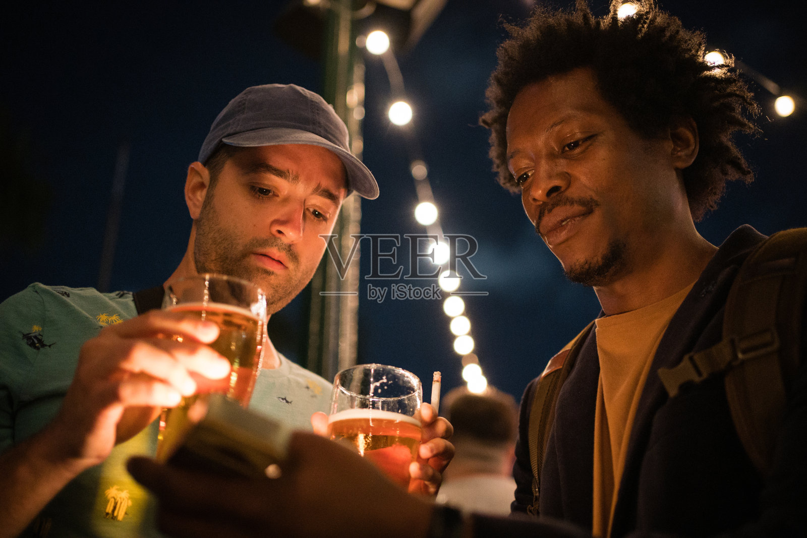 两个男人在户外喝啤酒照片摄影图片