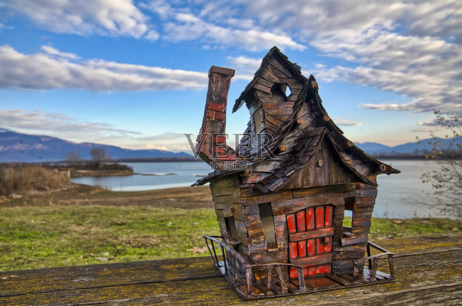 湖边手工制作的老式木制微型山屋照片摄影图片