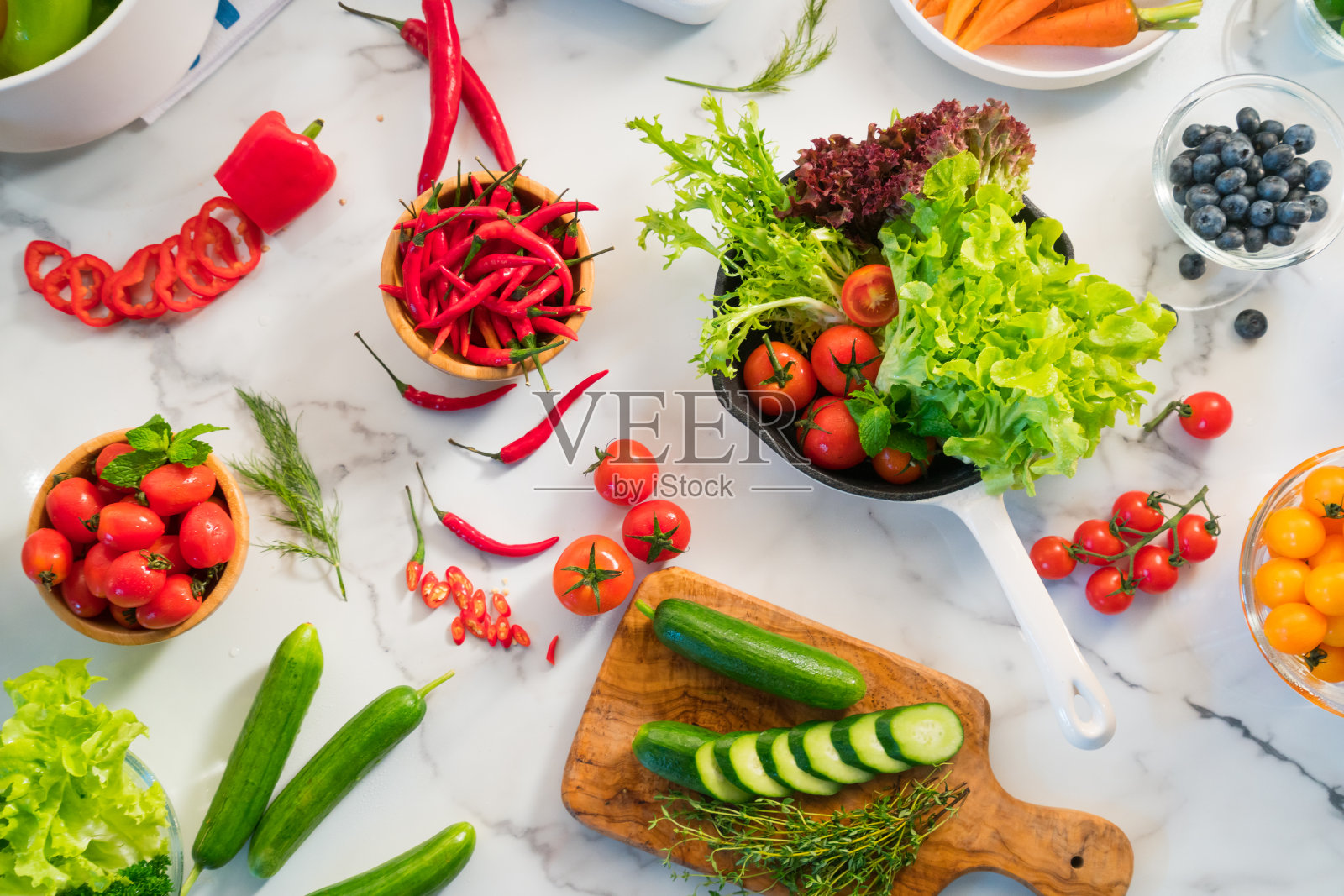 新鲜多彩的蔬菜摆在桌上照片摄影图片