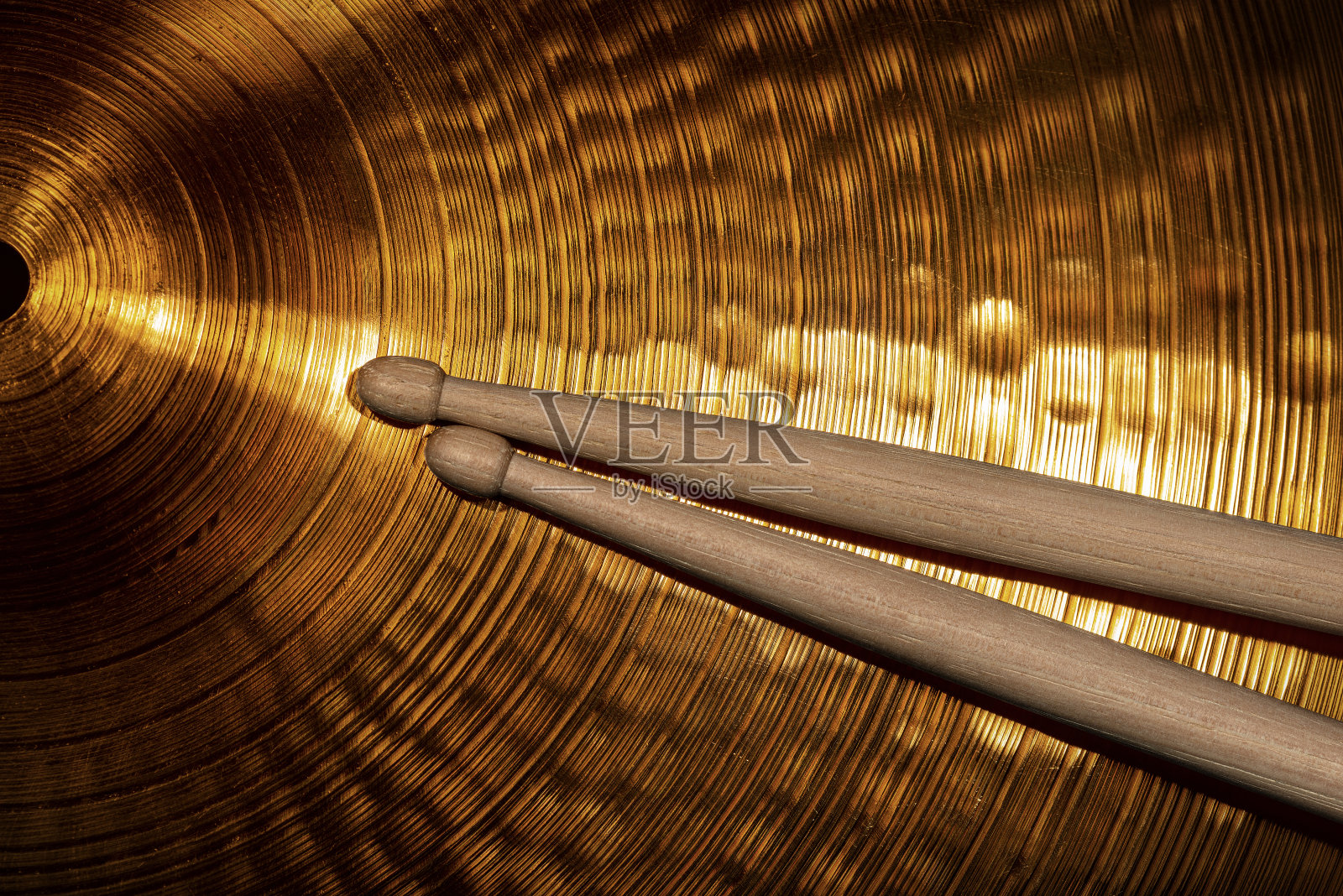 特写的木制鼓槌在一个金色的钹照片摄影图片
