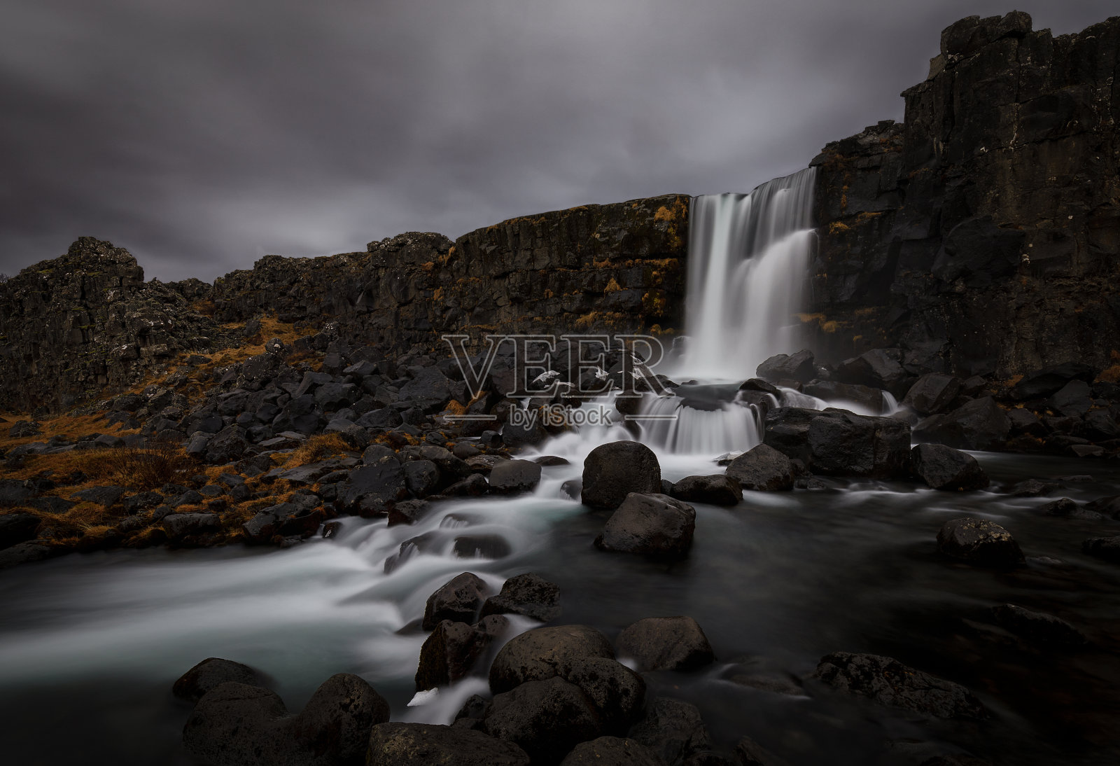 Oxararfoss，一个自然公园里的大瀑布照片摄影图片