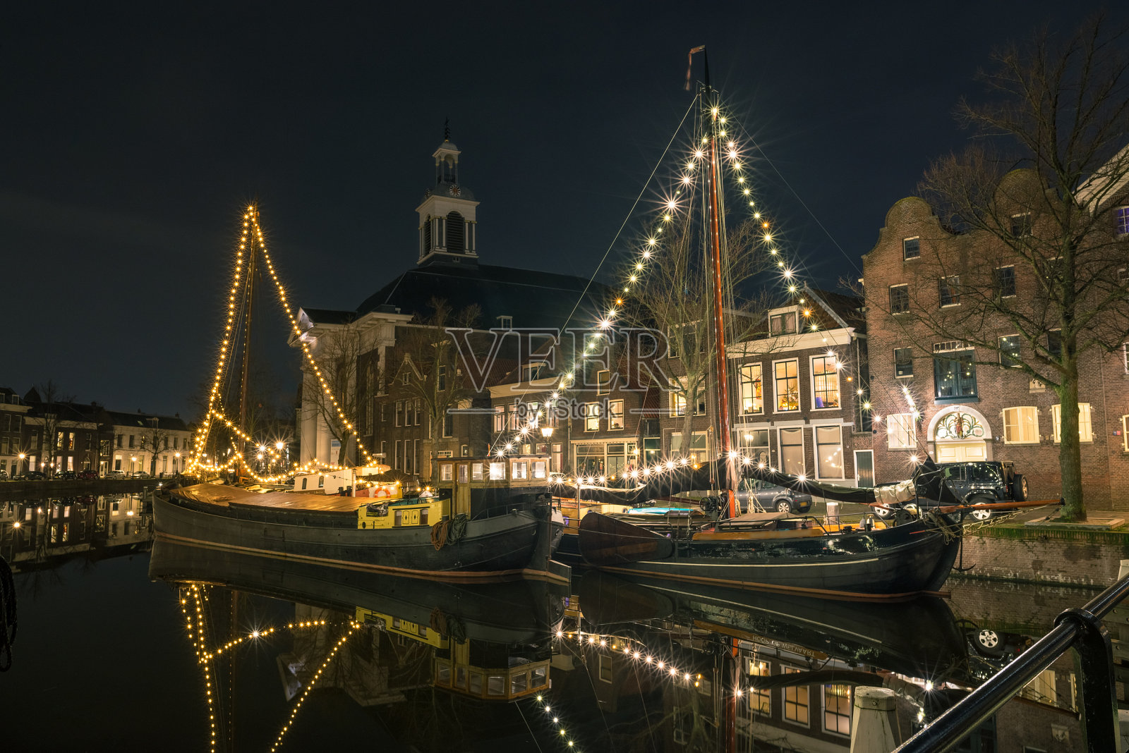 荷兰斯希丹港圣诞装饰船的夜景照片摄影图片