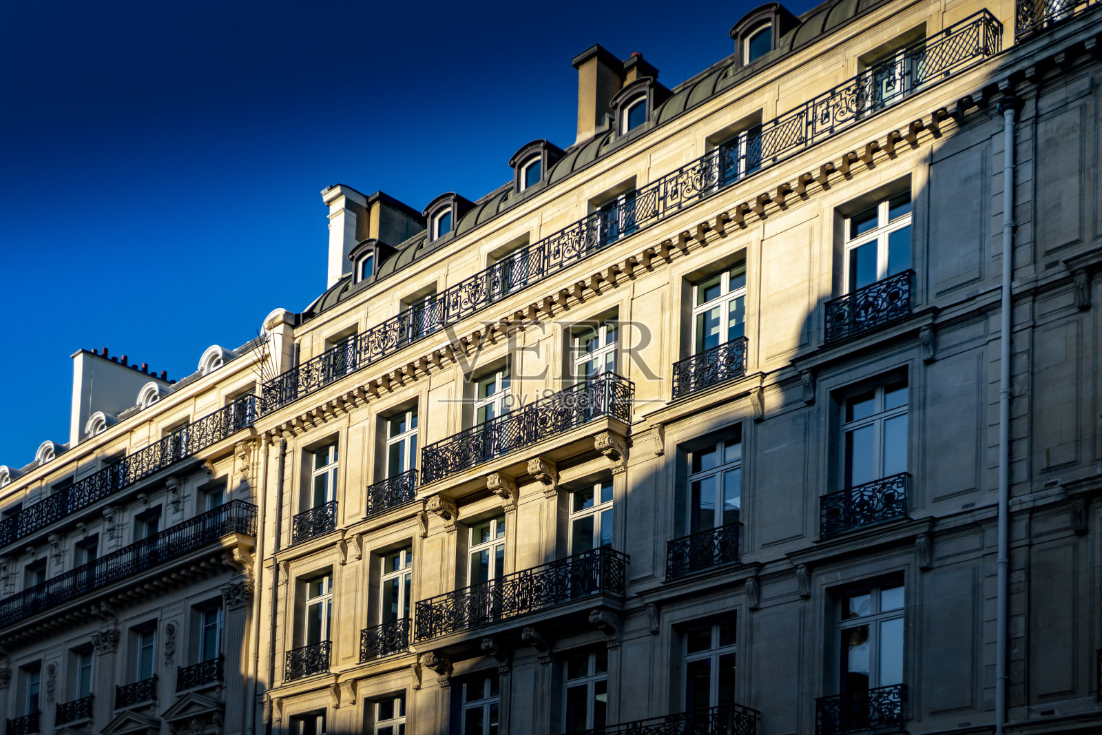 2019巴黎公寓楼照片摄影图片
