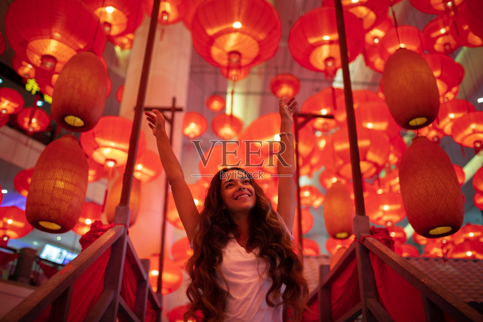 快乐的女游客享受传统的中国新年装饰红灯笼。北京亚洲文化节。照片摄影图片