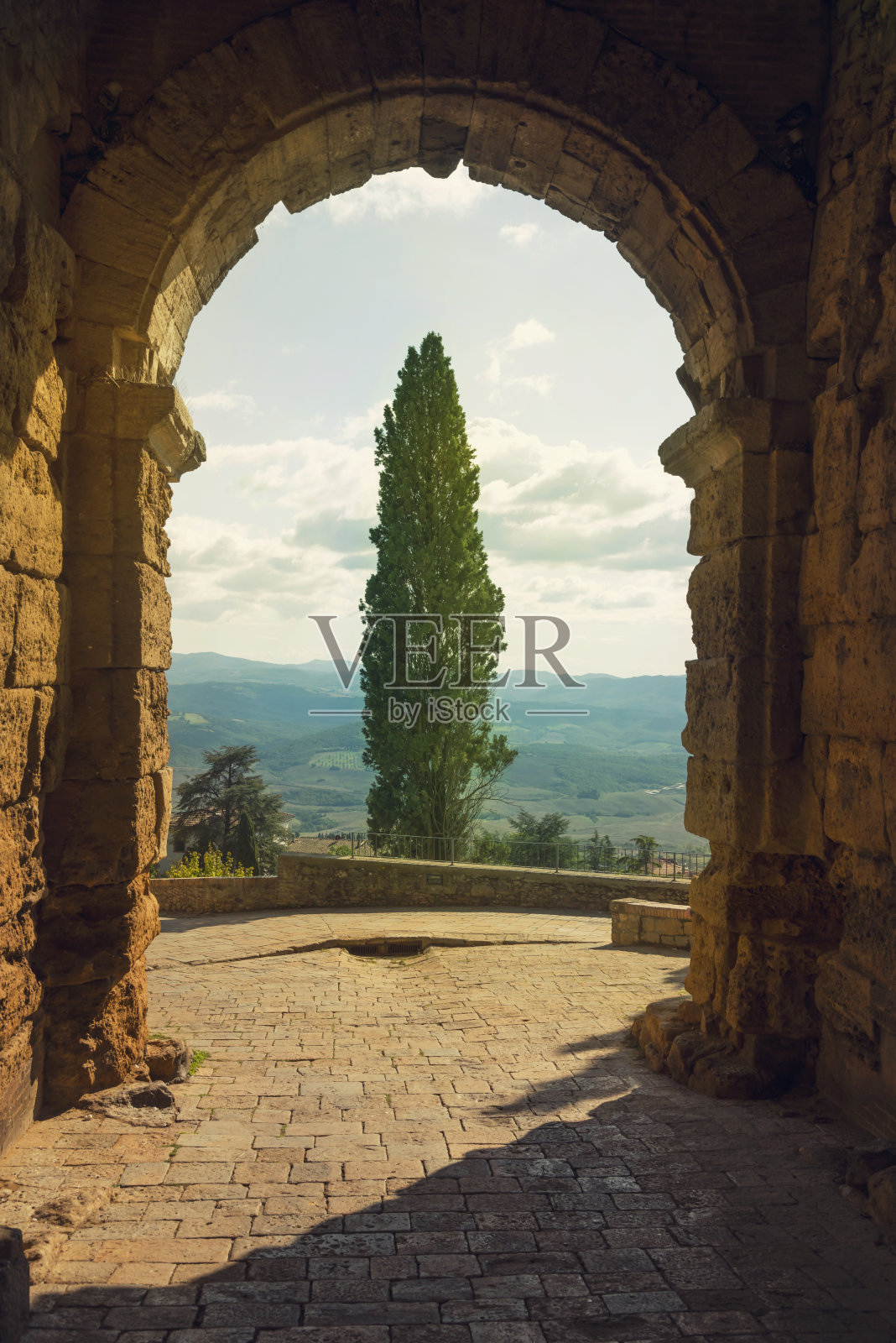 风景优美的托斯卡纳景观框架与一个石拱门照片摄影图片