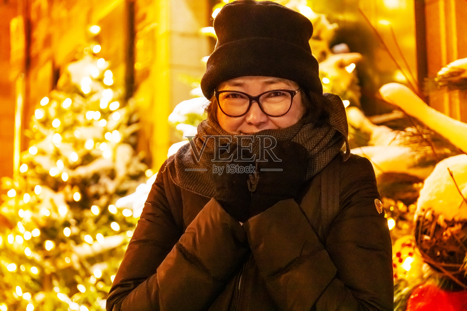 魁北克市一名对着镜头微笑的亚裔女性照片摄影图片