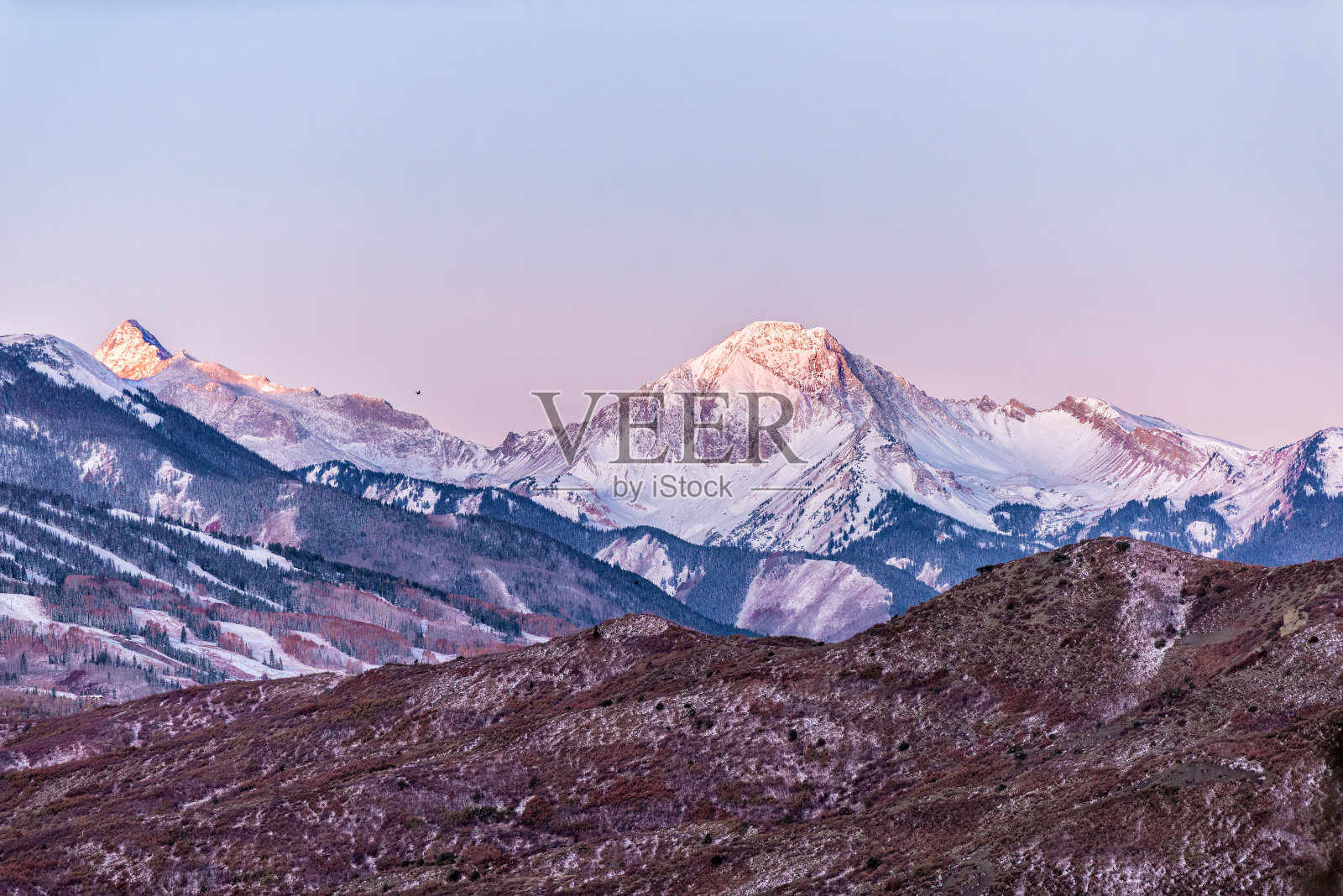 阿斯彭，科罗拉多州的落基山脉，在咆哮的叉谷的秋天，白雪覆盖的Snowmass山照片摄影图片