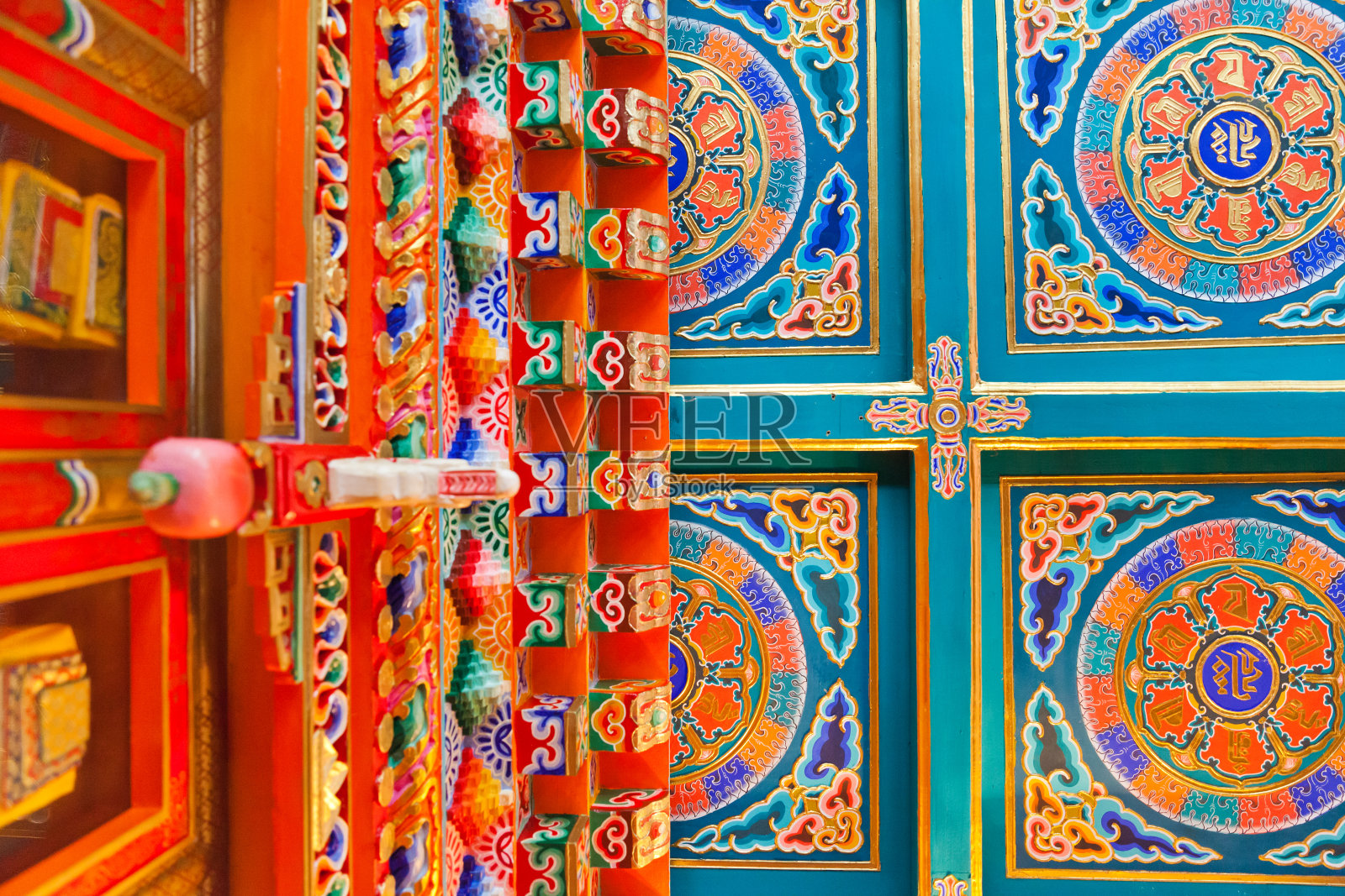 藏传佛教寺庙的装饰天花板照片摄影图片