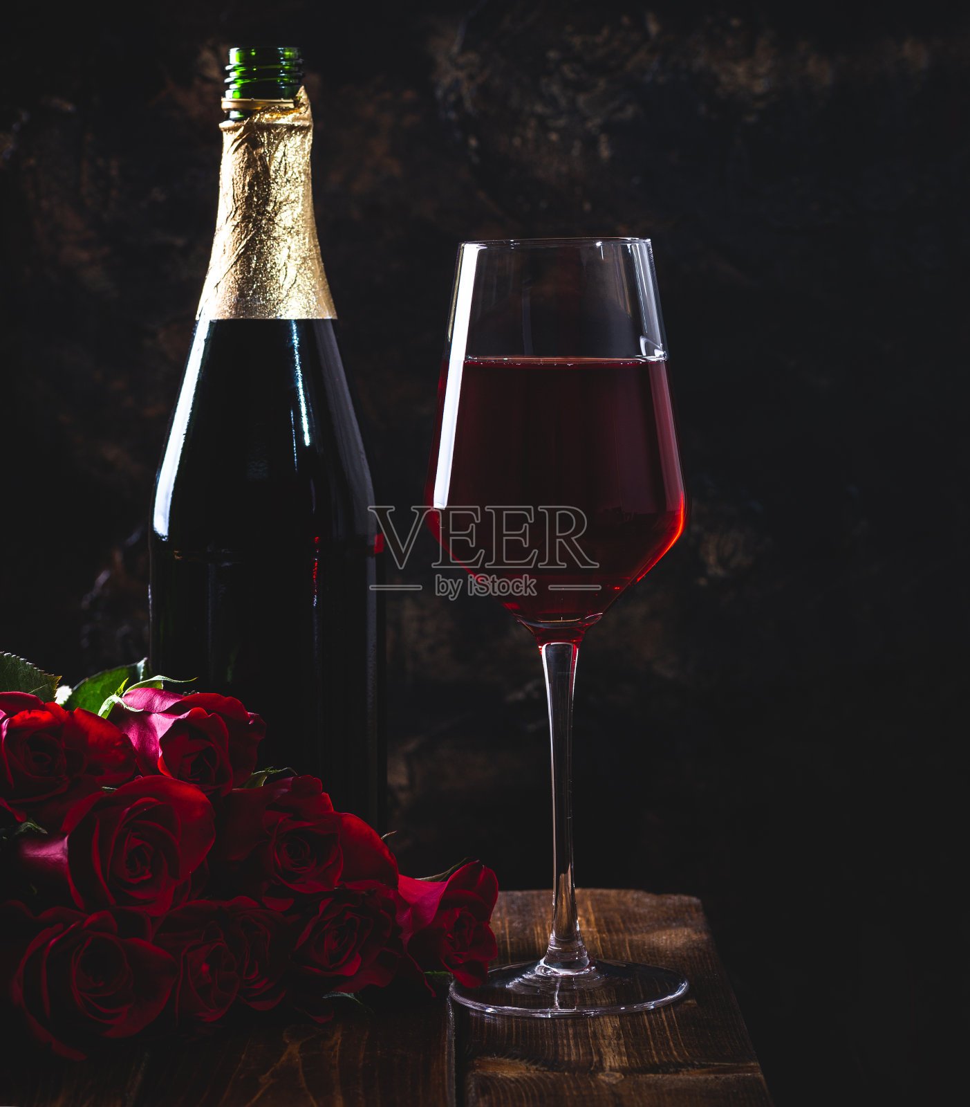 一杯红酒和红玫瑰照片摄影图片