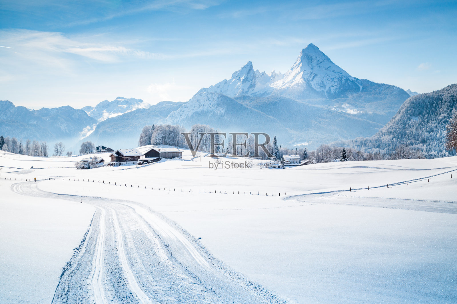 冬季的仙境风景和阿尔卑斯山的小径照片摄影图片