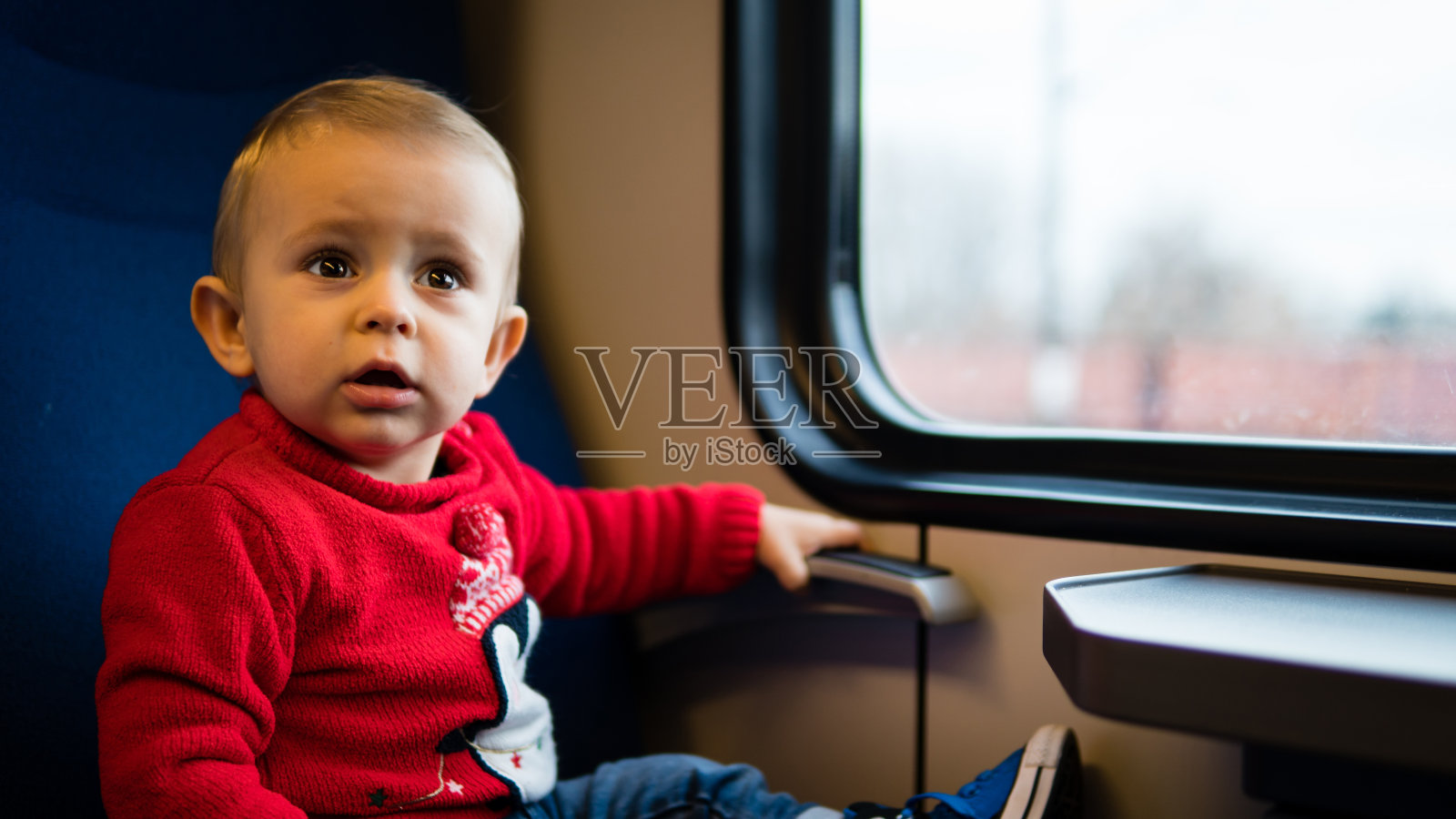 一个孩子从公共汽车的窗户往外看照片摄影图片