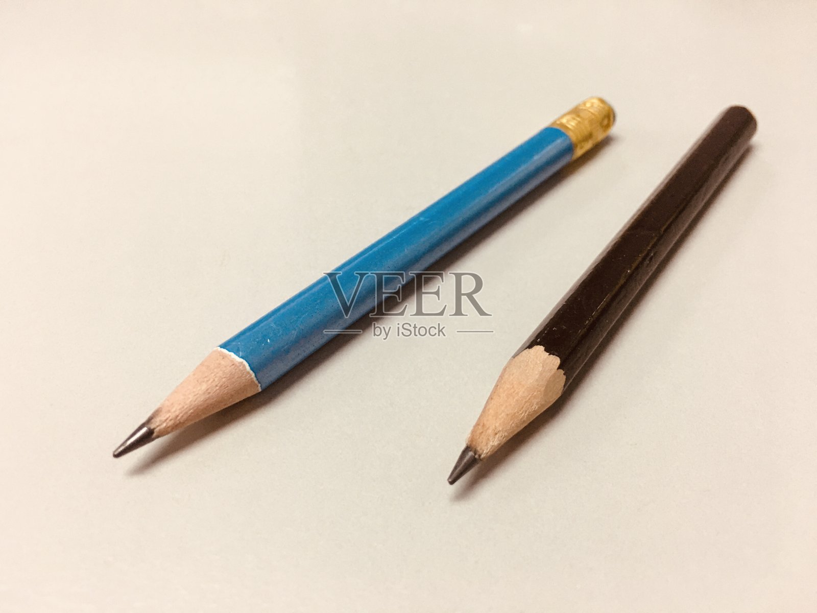 这支铅笔是木头做的。照片摄影图片