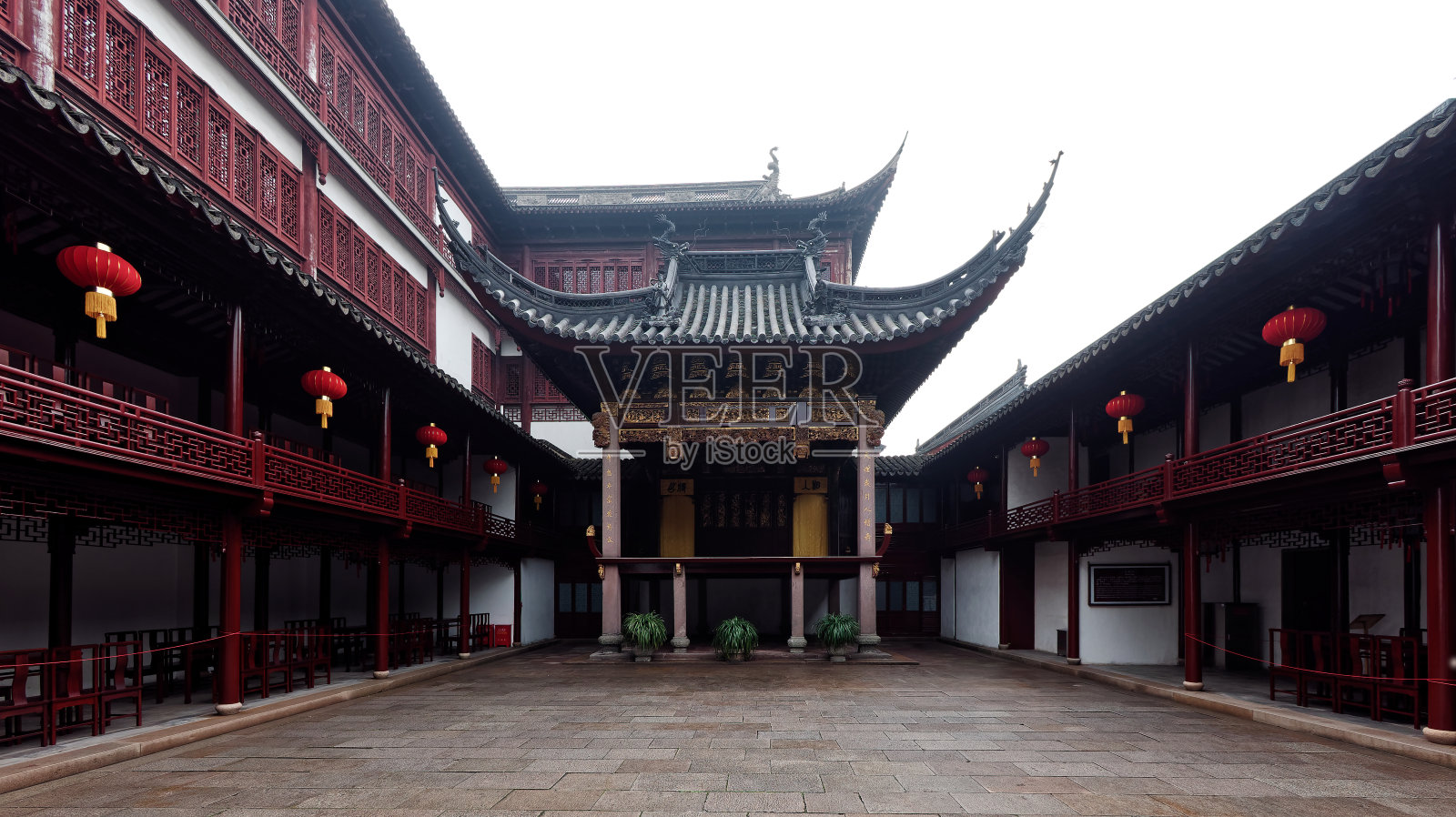 豫园古代舞台，典型的中国历史建筑，由木和砖，上面的中文文字意味着好运和最好的祝愿。照片摄影图片
