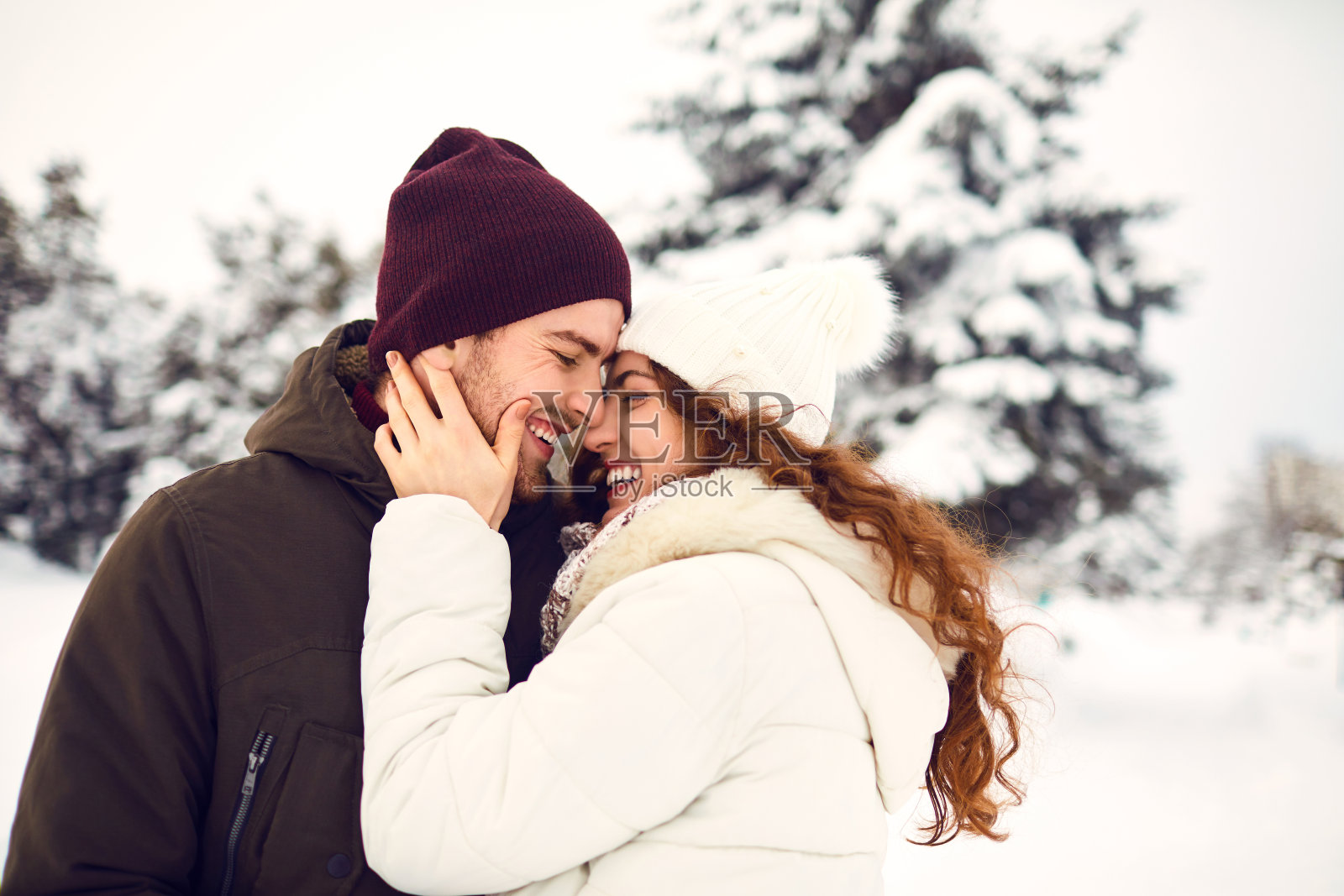 一对年轻夫妇在公园里的雪地上照片摄影图片