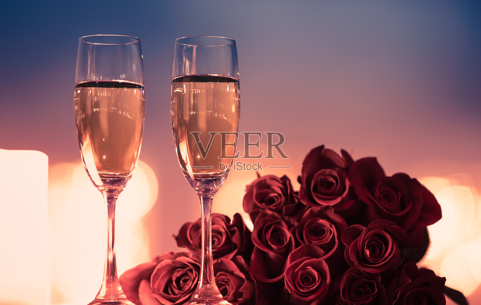 香槟和玫瑰。情人节。照片摄影图片