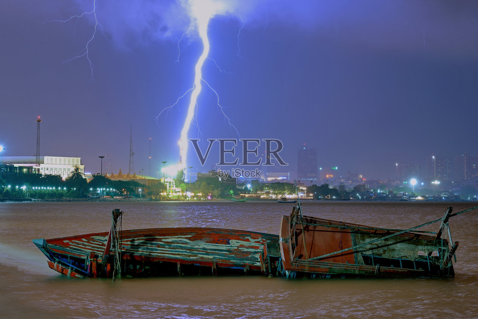 在芭堤雅，一艘船遭雷击倾覆照片摄影图片